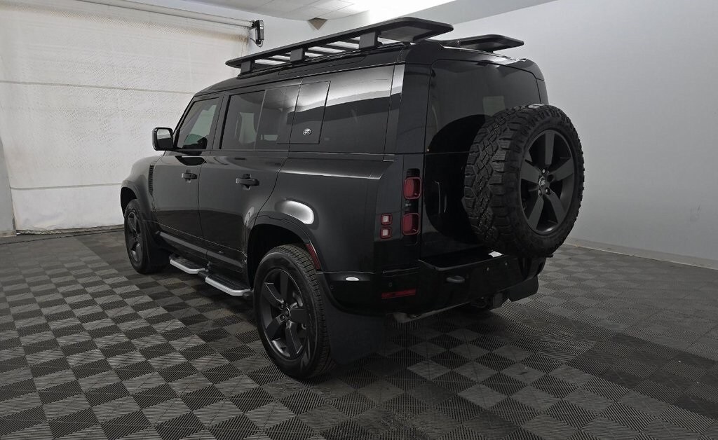 2024 Land Rover Defender 110 X-Dynamic SE photo 2