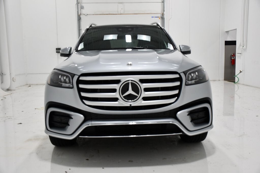 2025 Mercedes Benz GLS 450 4MATIC photo 2
