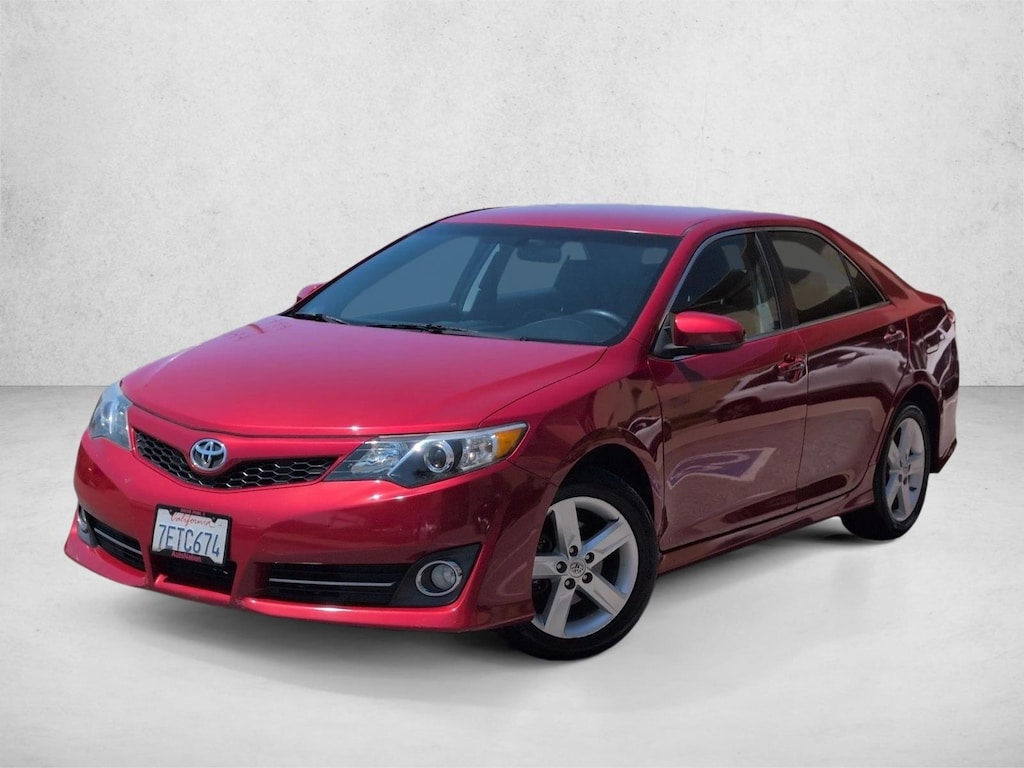 Used 2014 Toyota Camry SE Sedan
