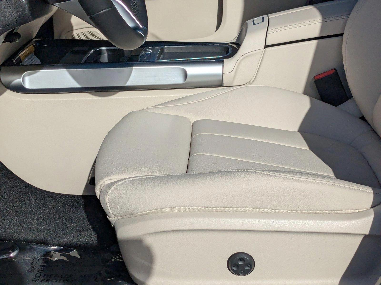 2025 Mercedes Benz GLB 250 4MATIC photo 4