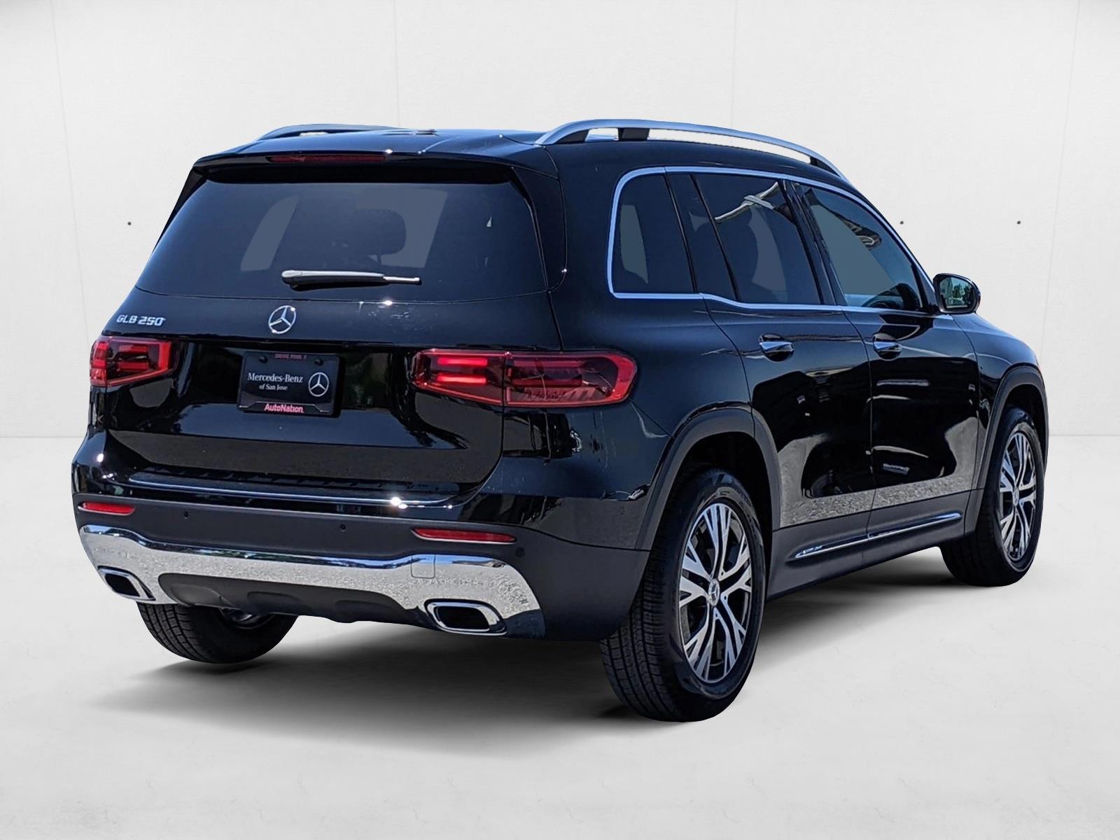 2024 Mercedes Benz GLB 250 photo 2