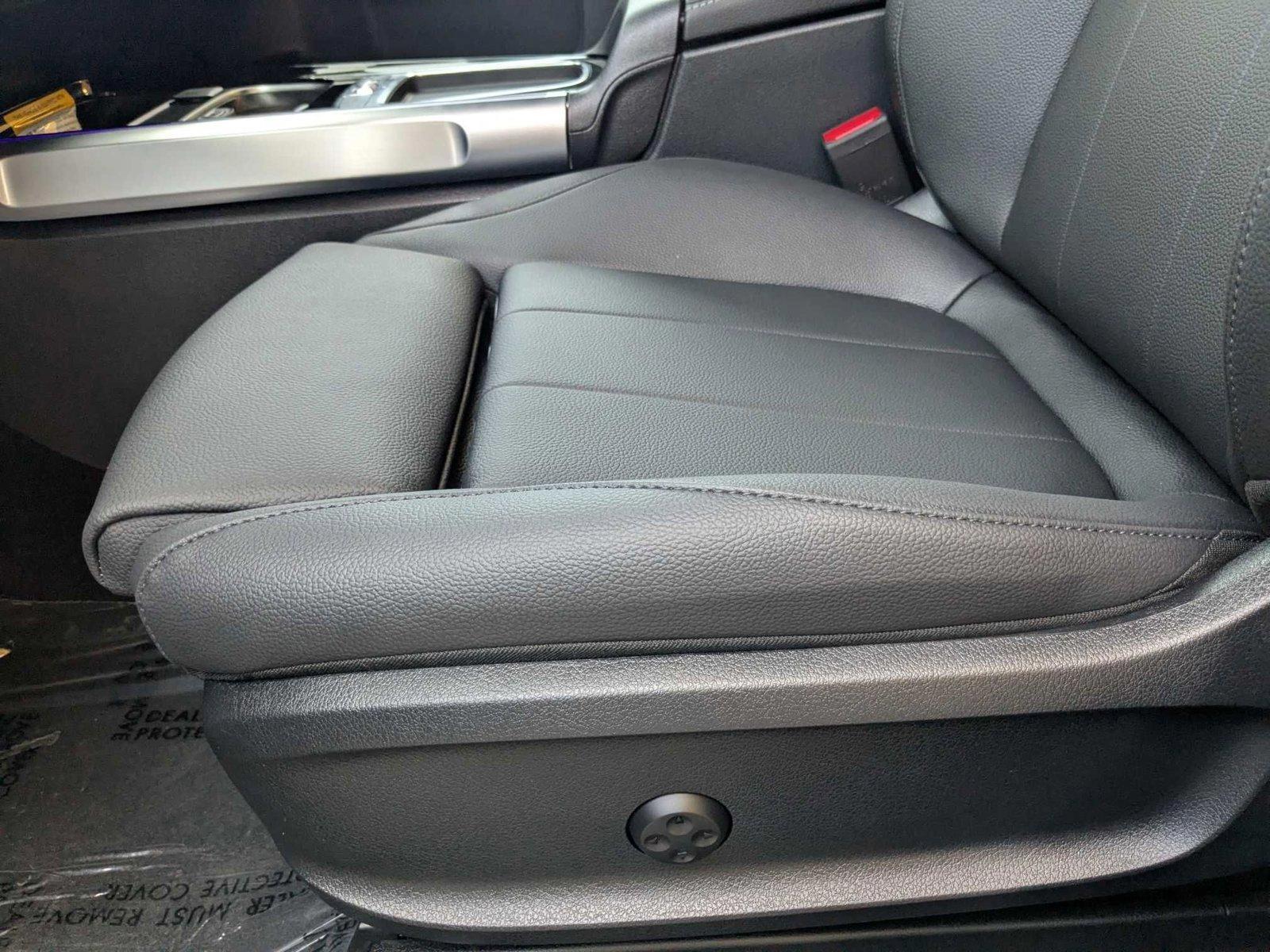 2025 Mercedes Benz GLB 250 photo 2