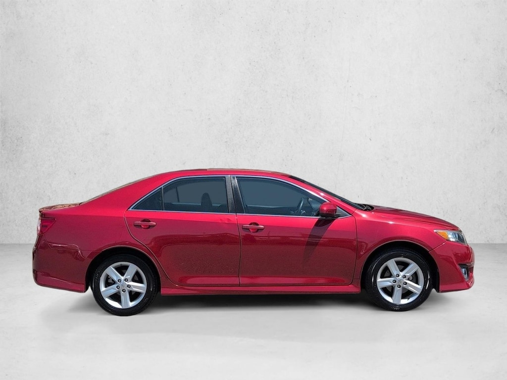 Used 2014 Toyota Camry SE Sedan