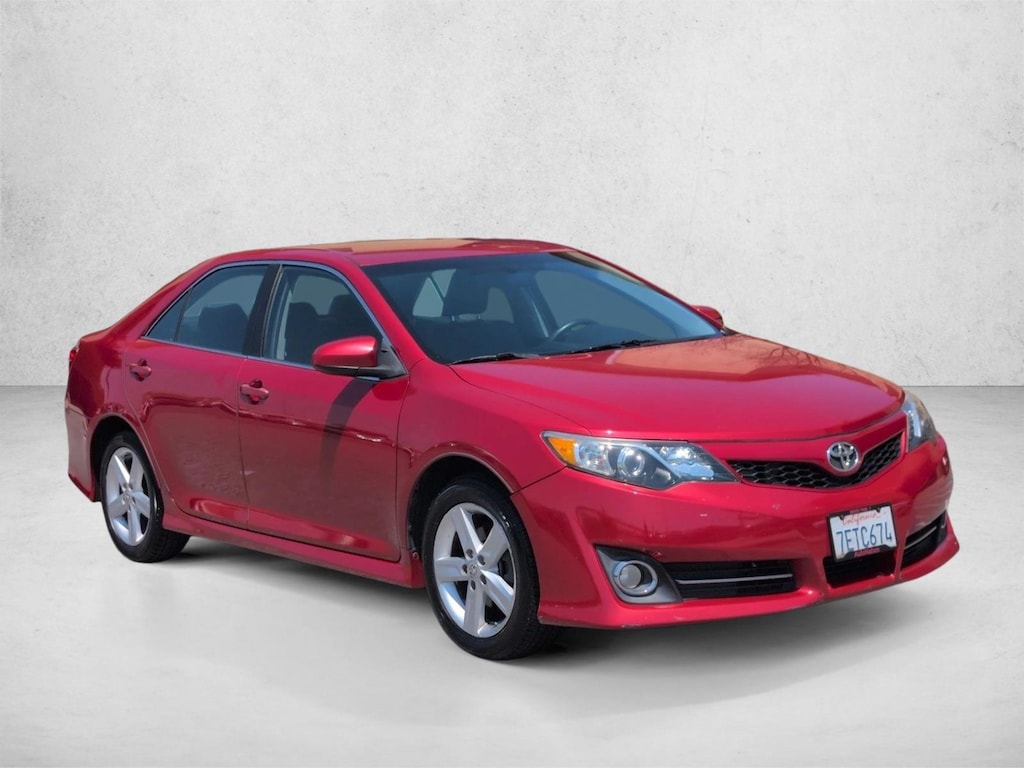 Used 2014 Toyota Camry SE Sedan