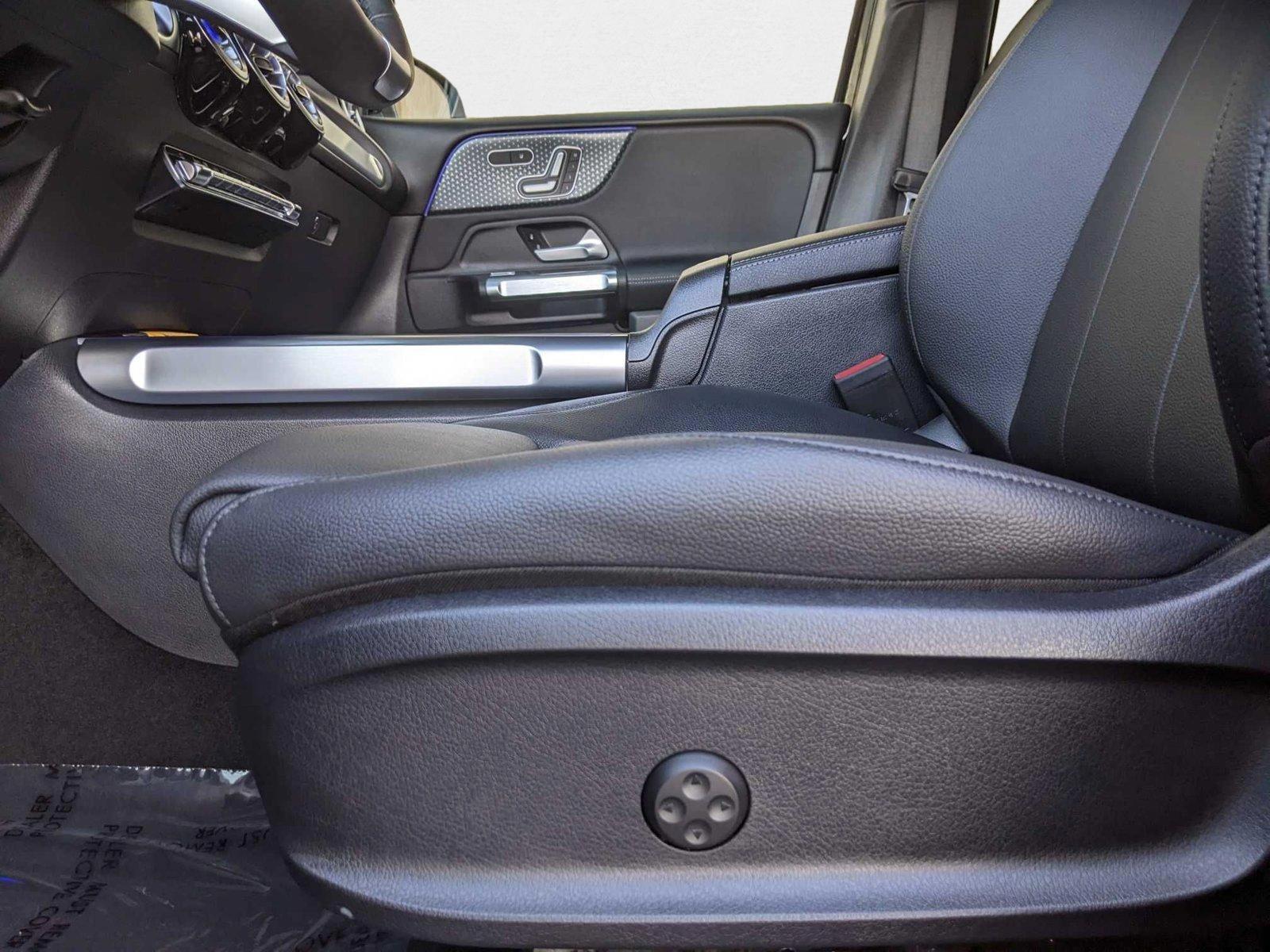 2025 Mercedes Benz GLB 250 4MATIC photo 4