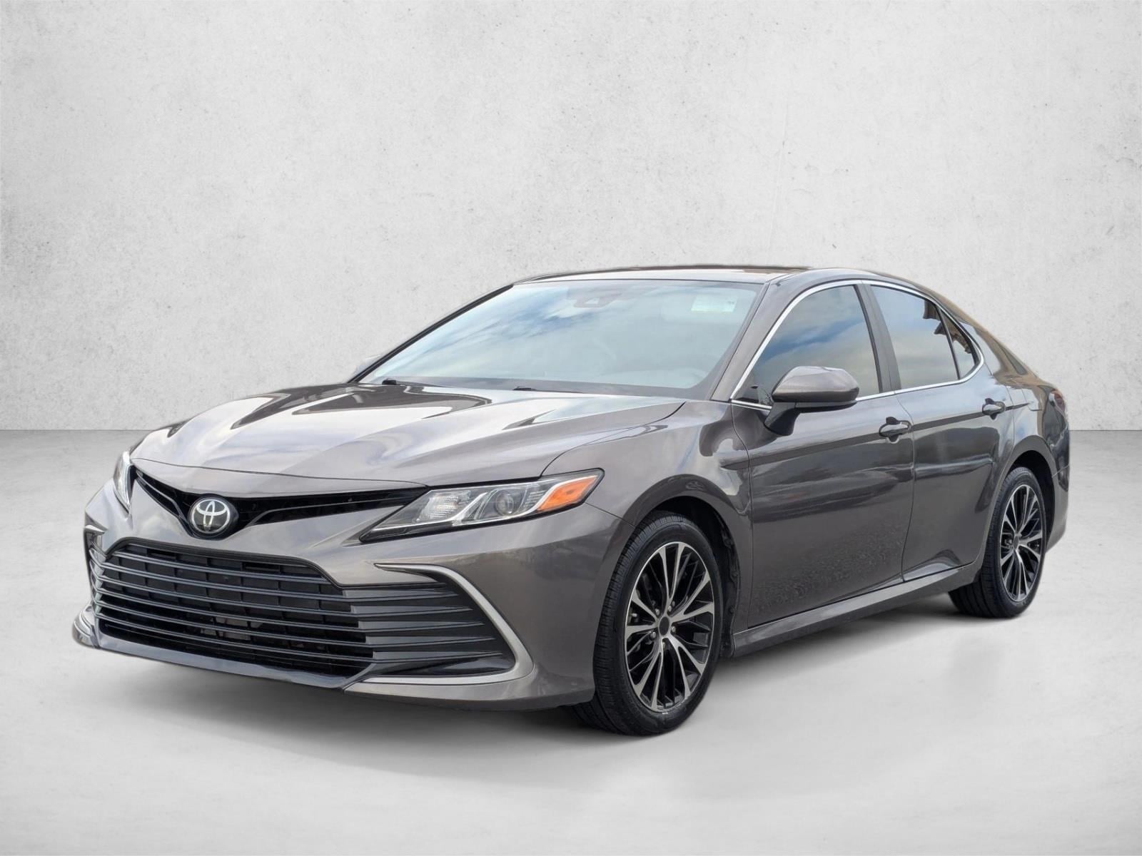 2022 Toyota Camry LE's photo