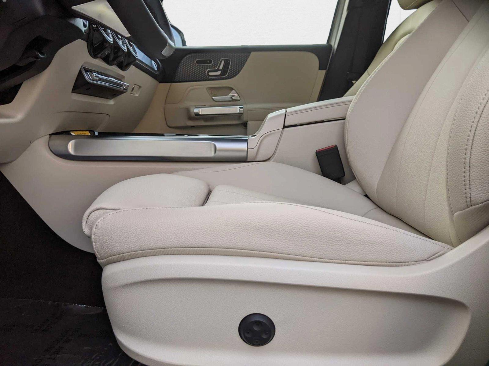2025 Mercedes Benz GLB 250 4MATIC photo 4