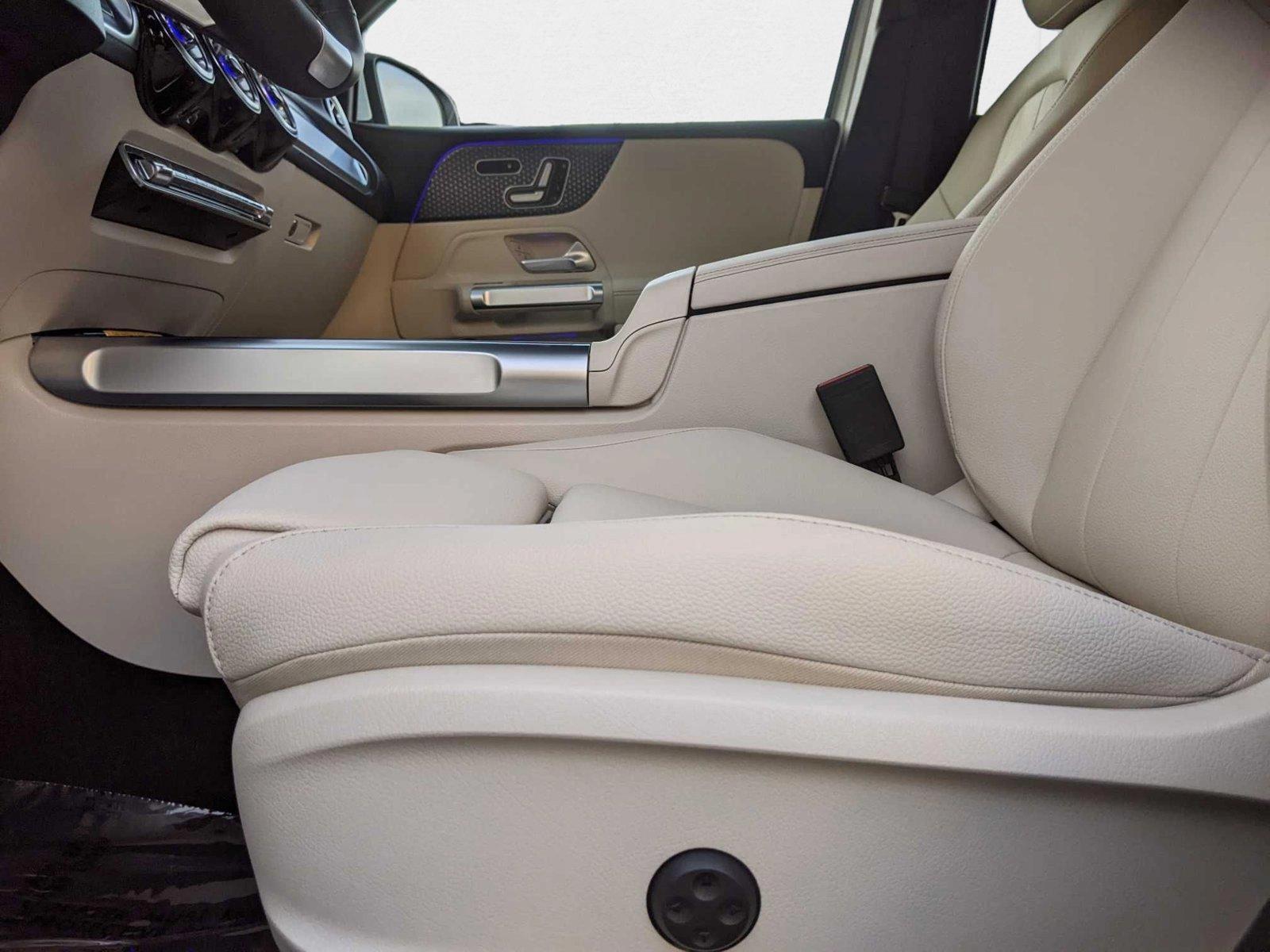 2025 Mercedes Benz GLB 250 4MATIC photo 4