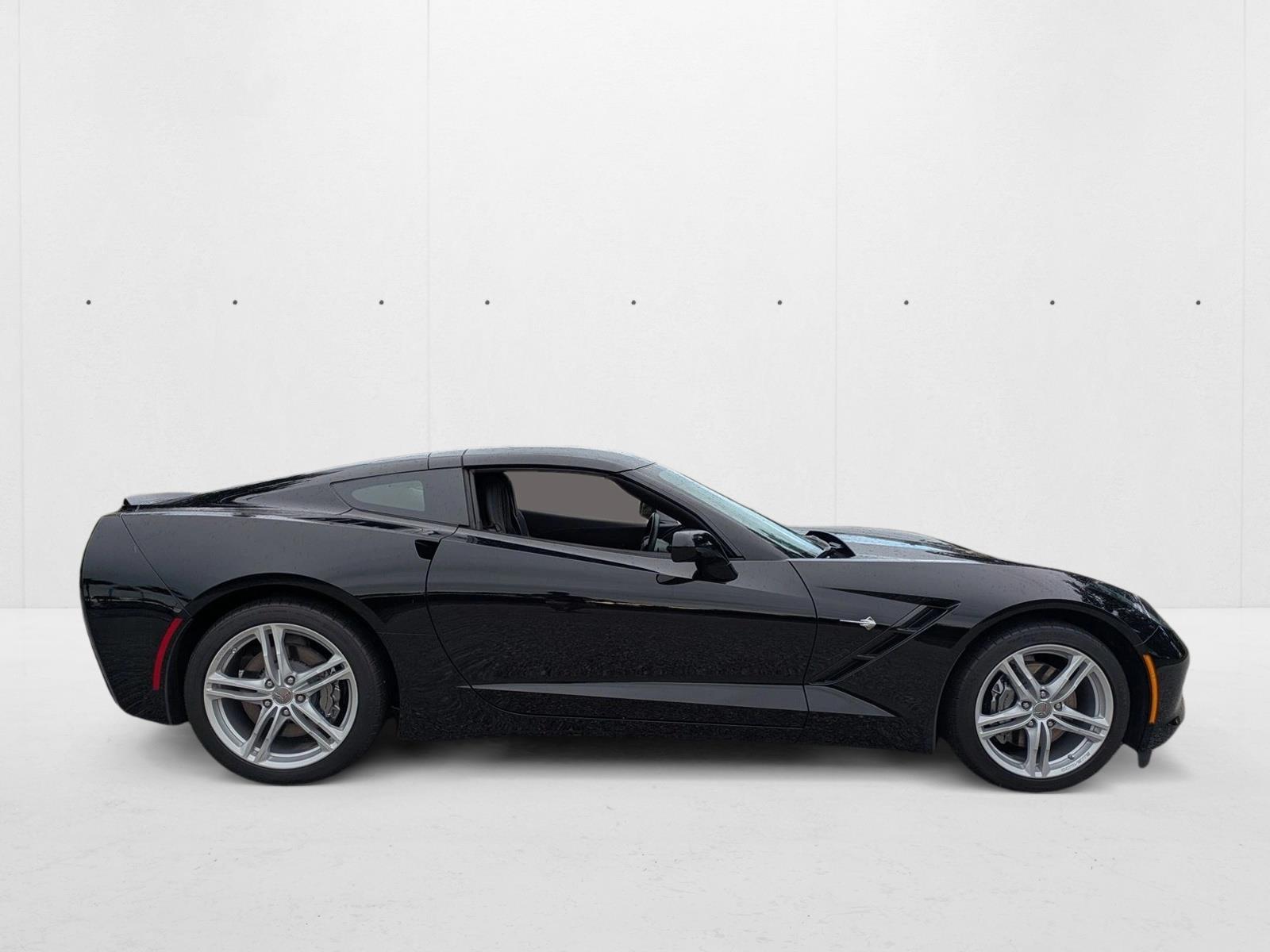 2017 Chevrolet Corvette Stingray Coupe 2LT photo 2
