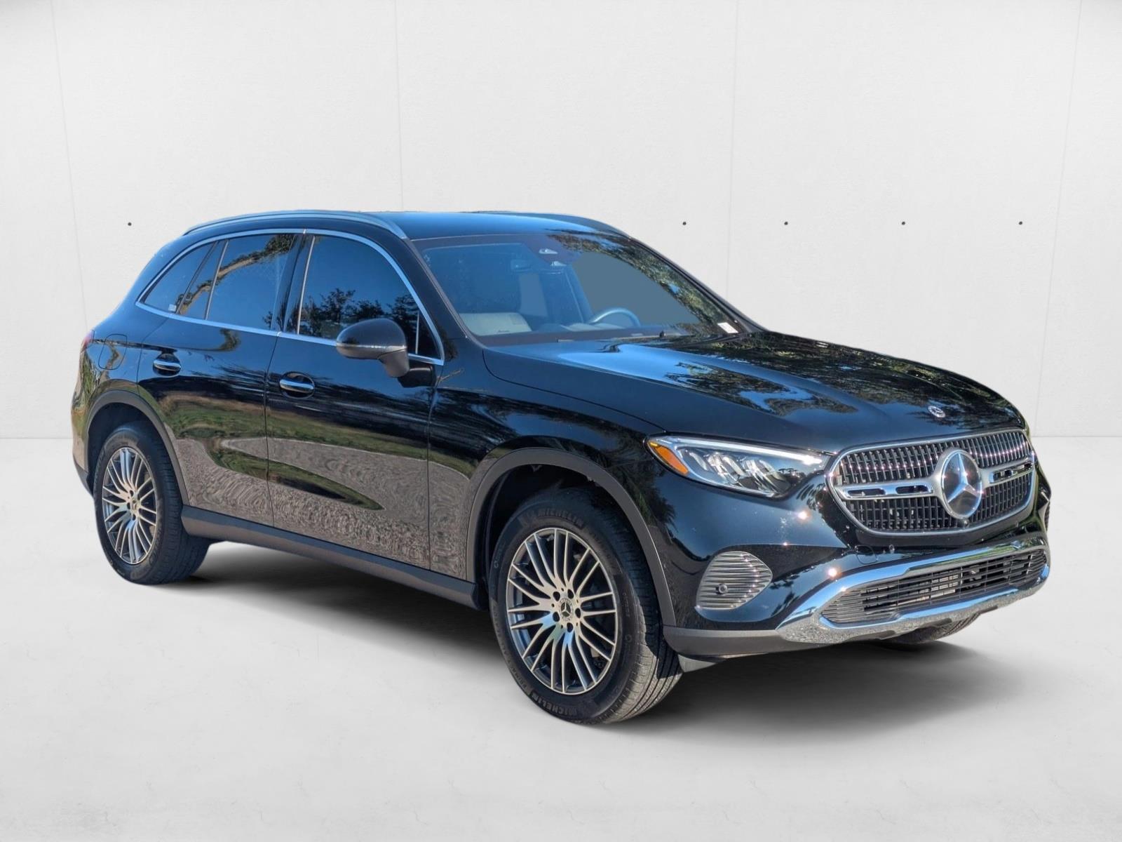 2025 Mercedes Benz GLC 300 photo 3