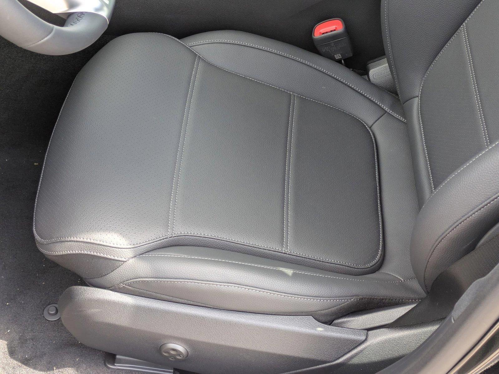 2025 Mercedes Benz C 300 Sedan photo 4