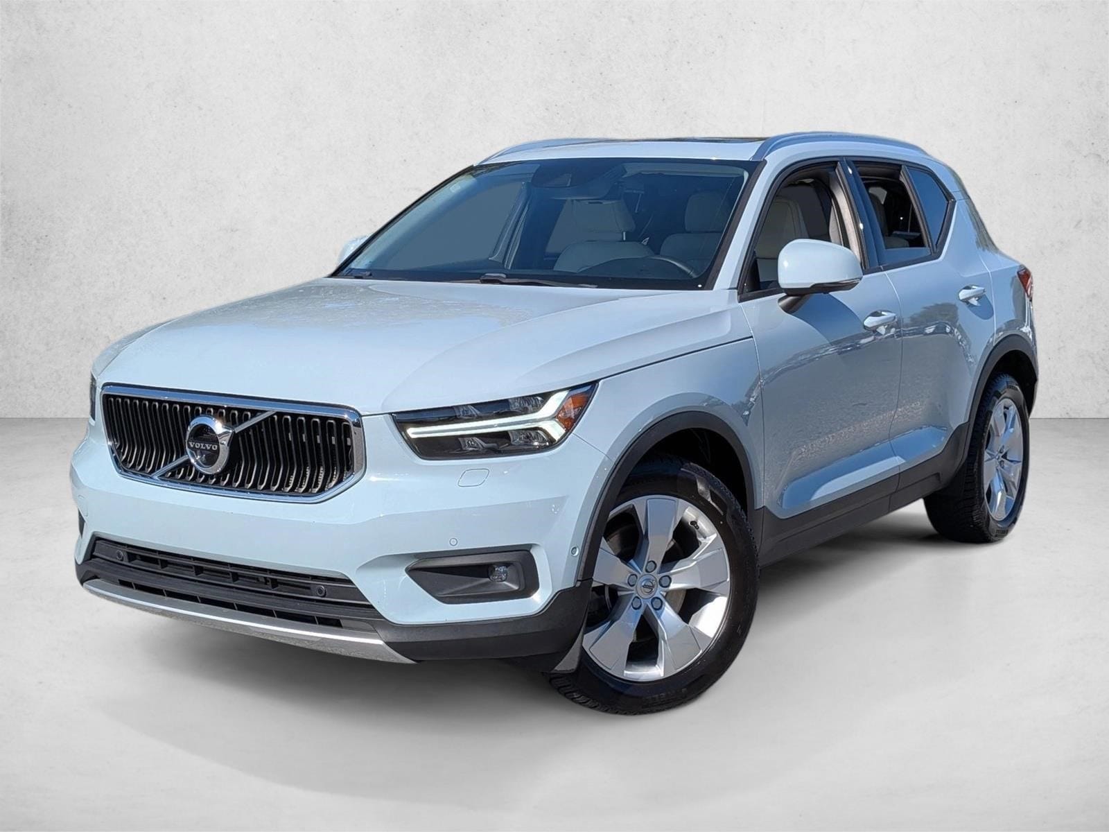 2019 Volvo XC40 Momentum's photo