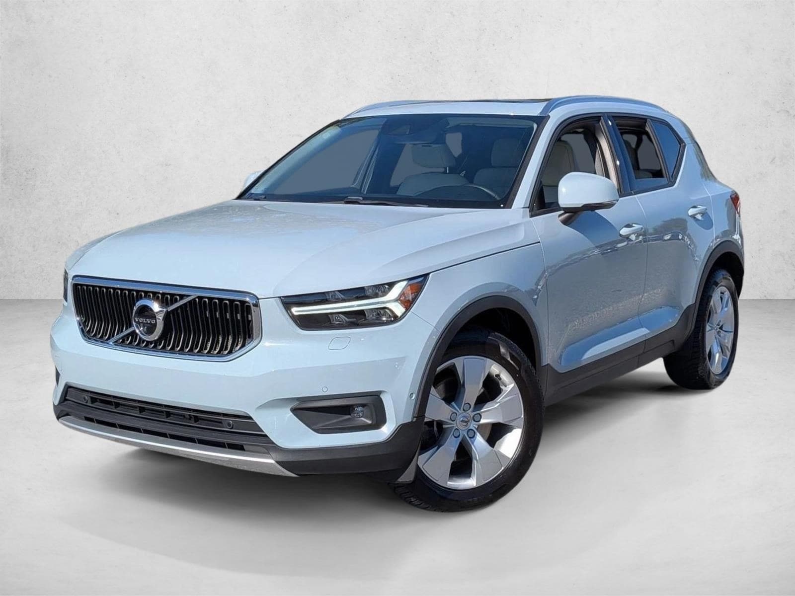 2019 Volvo XC40 Momentum's photo