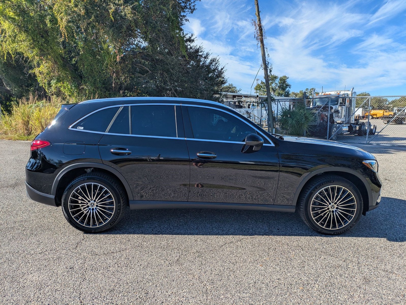 2025 Mercedes Benz GLC 300 photo 4