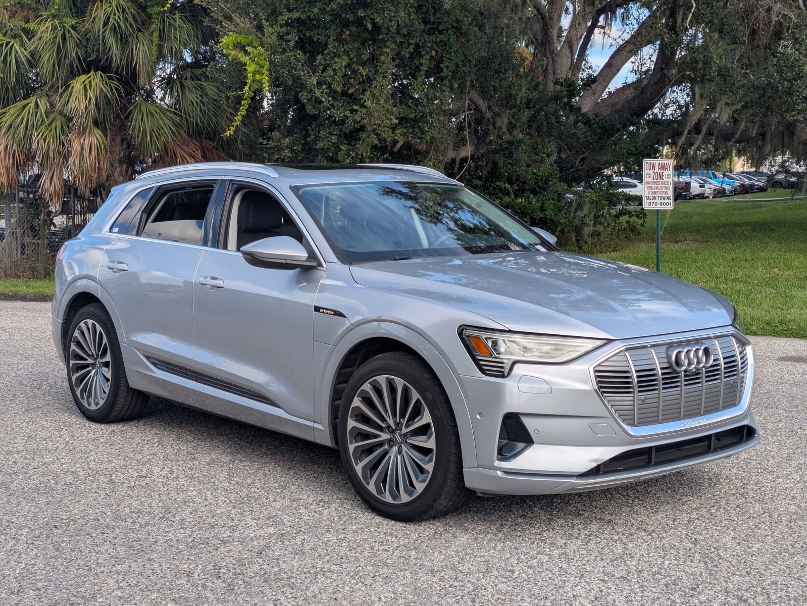 2019 Audi e-tron Premium Plus photo 3