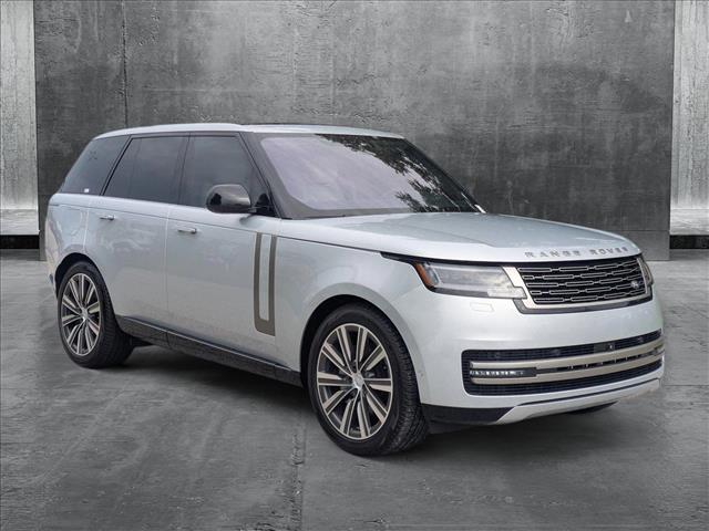 2023 Land Rover Range Rover SE photo 3