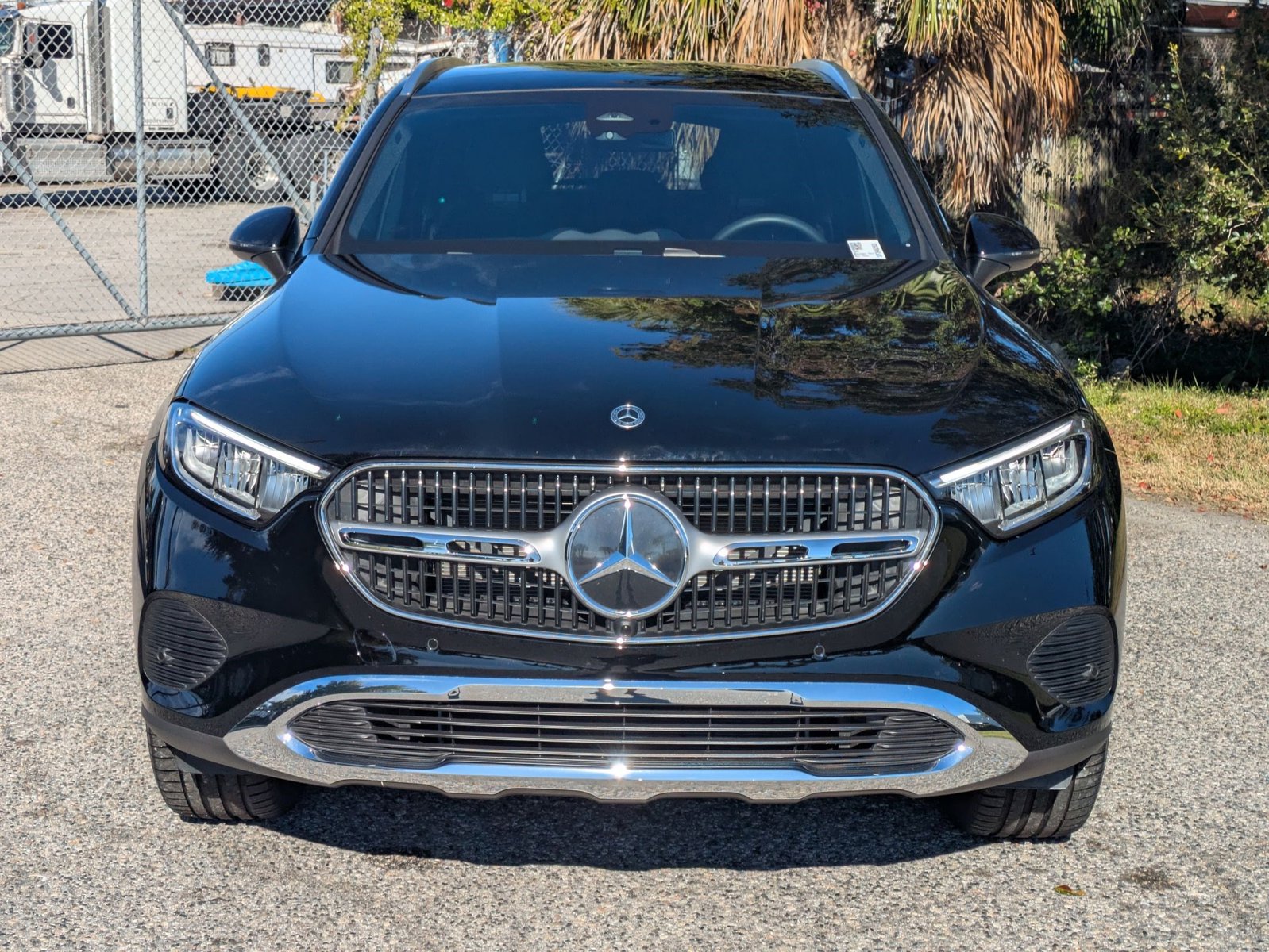 2025 Mercedes Benz GLC 300 photo 2