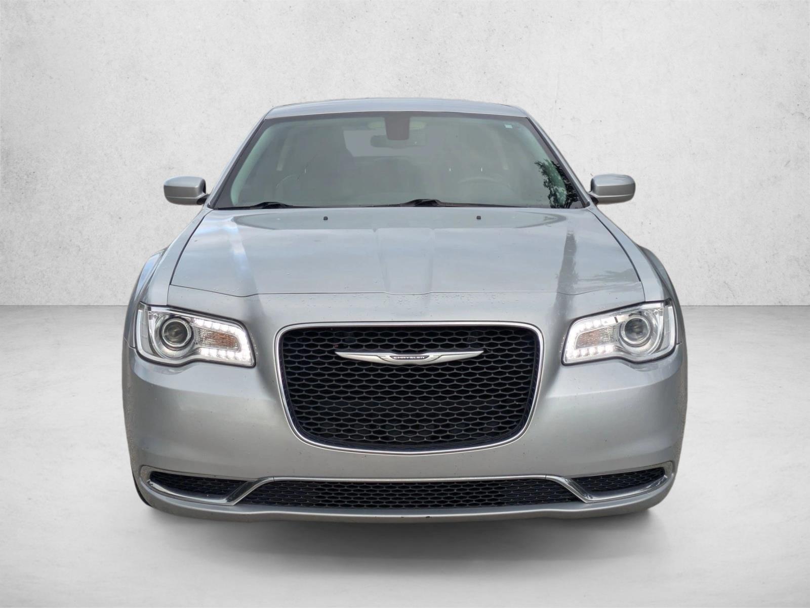 2019 Chrysler 300 Touring photo 2