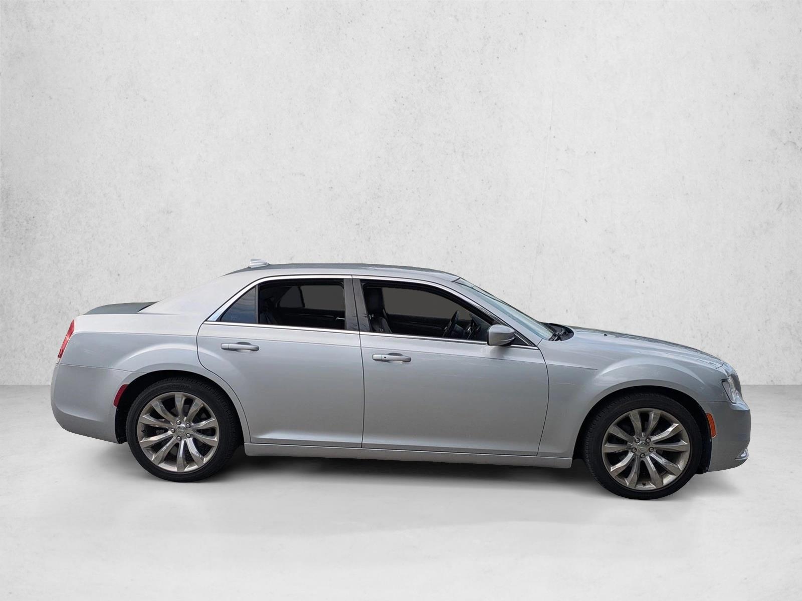 2019 Chrysler 300 Touring photo 4