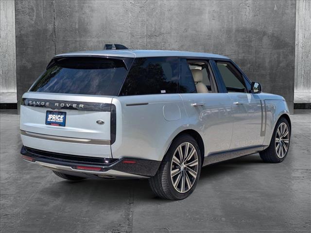 2023 Land Rover Range Rover SE photo 3