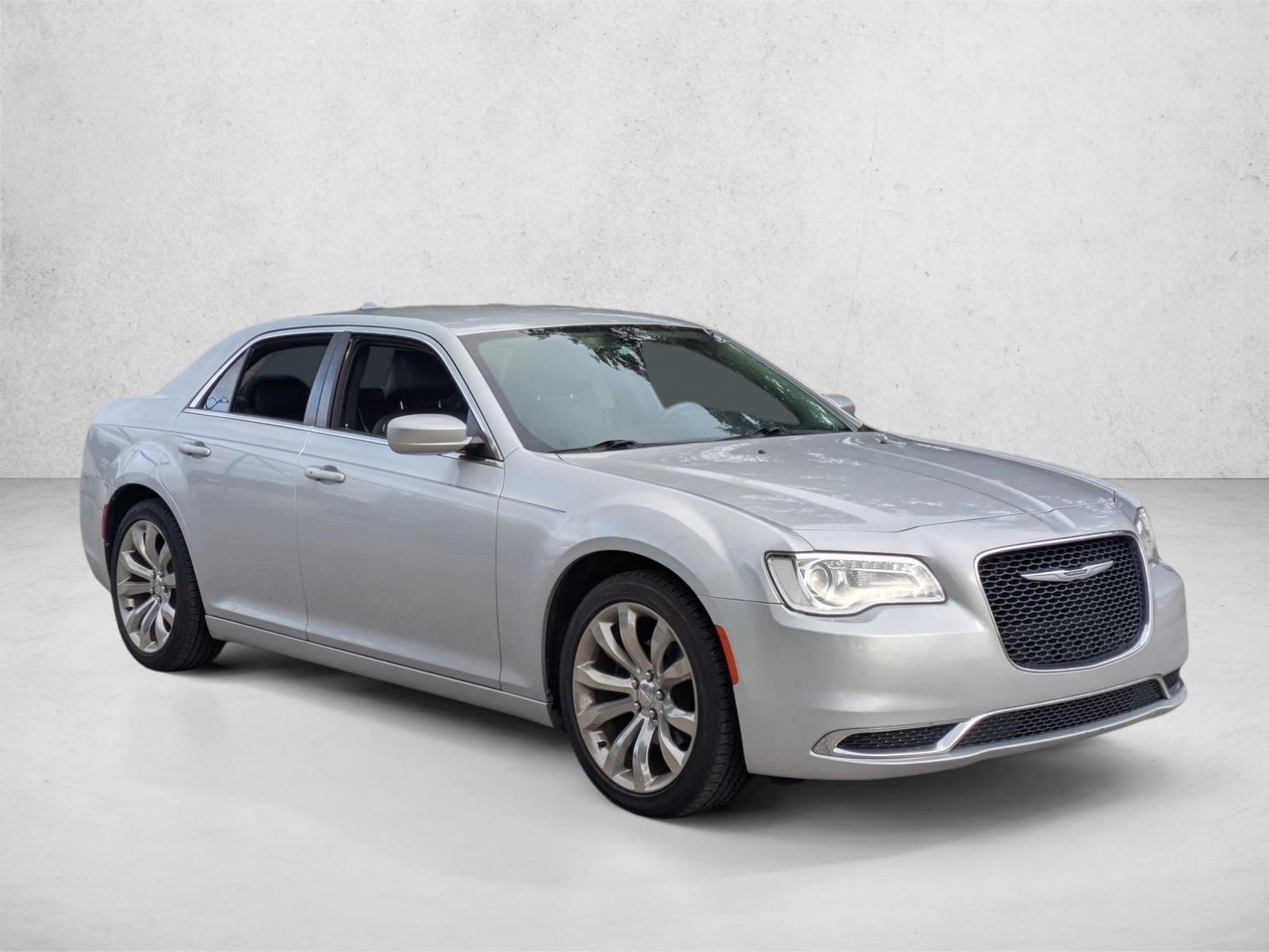2019 Chrysler 300 Touring photo 3