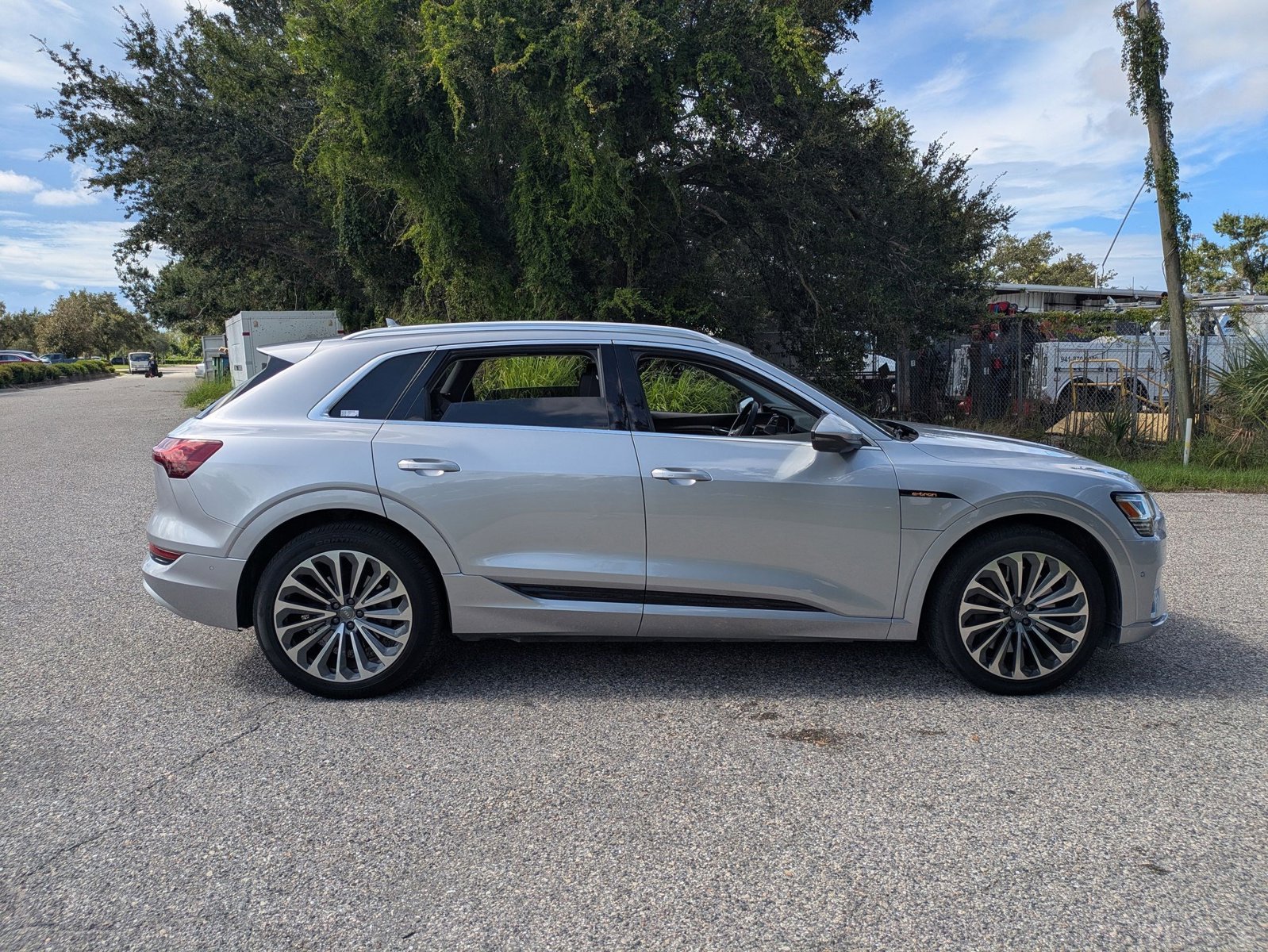2019 Audi e-tron Premium Plus photo 4