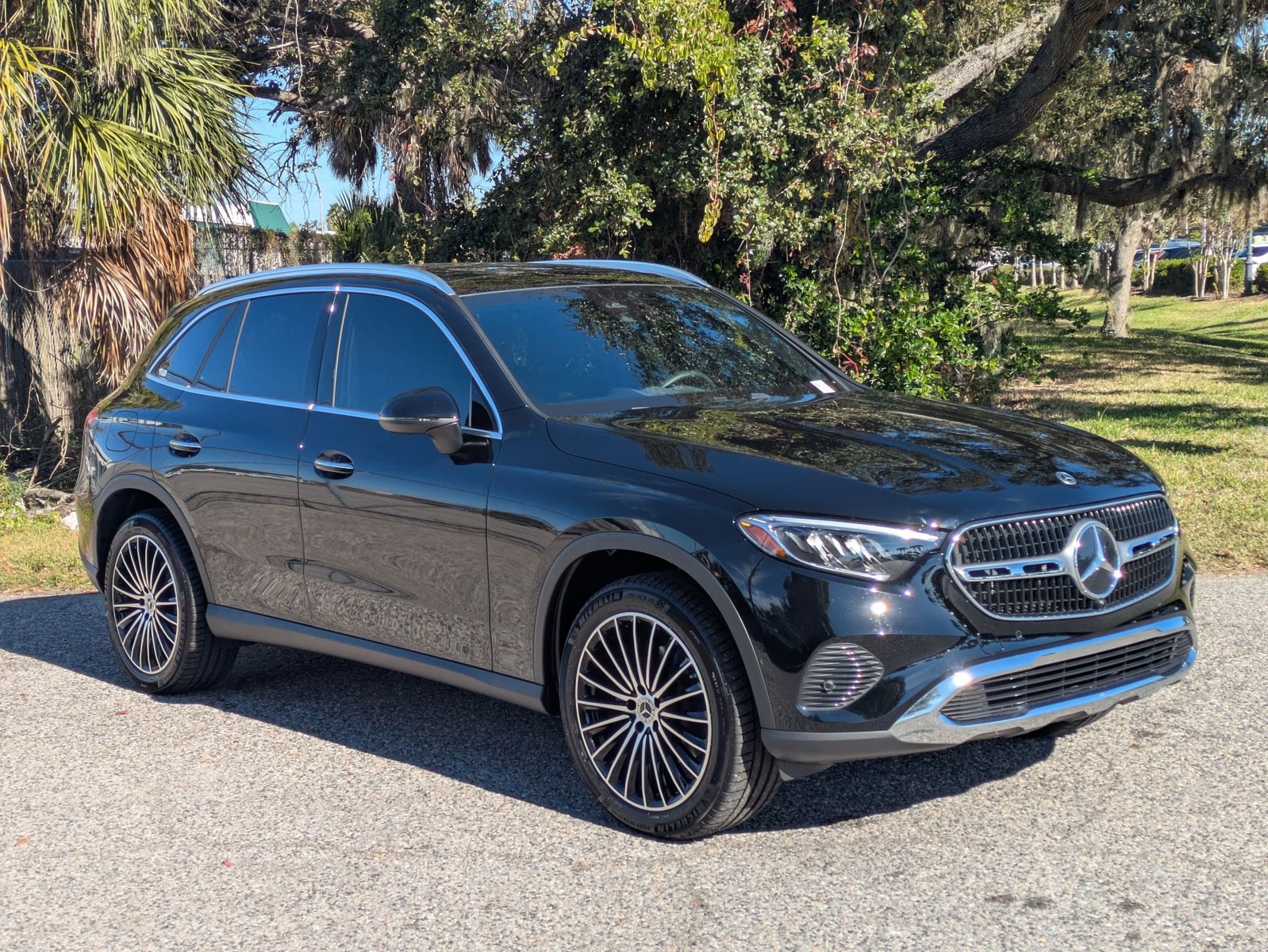 2025 Mercedes Benz GLC 300 photo 3