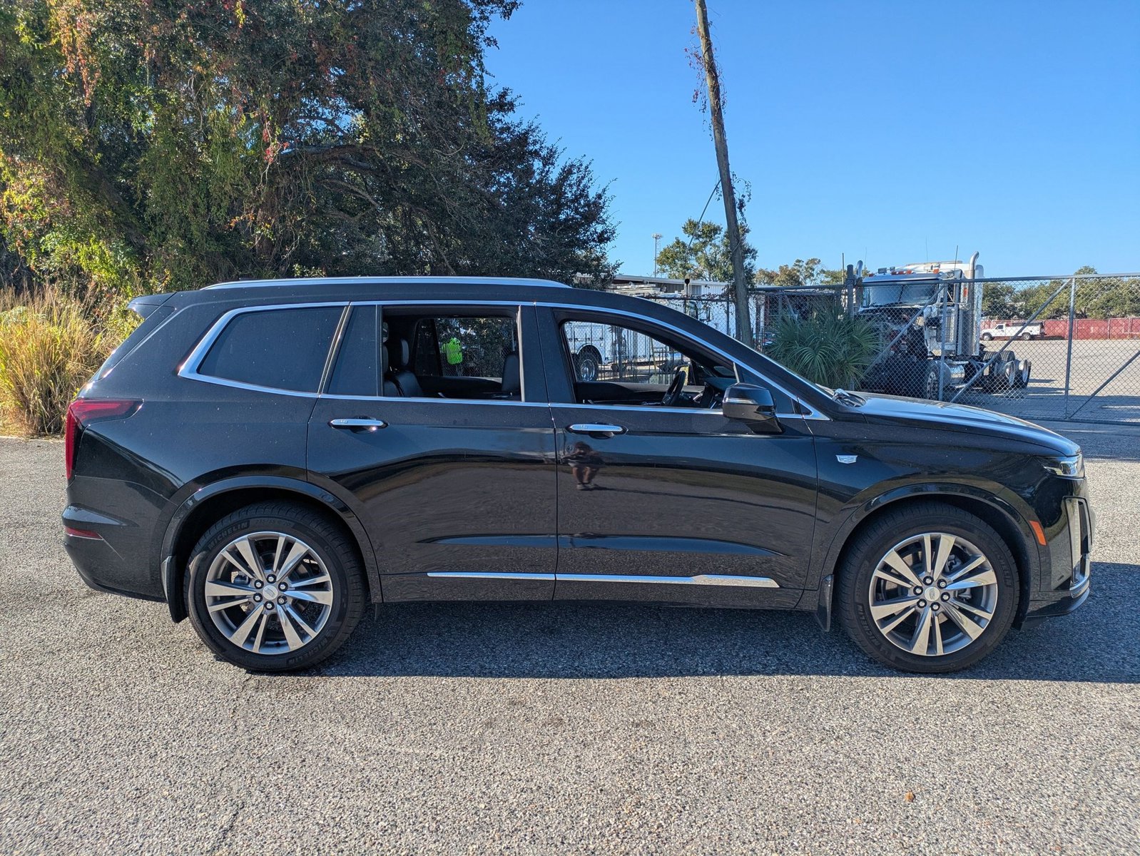 2024 Cadillac XT6 Premium Luxury photo 2