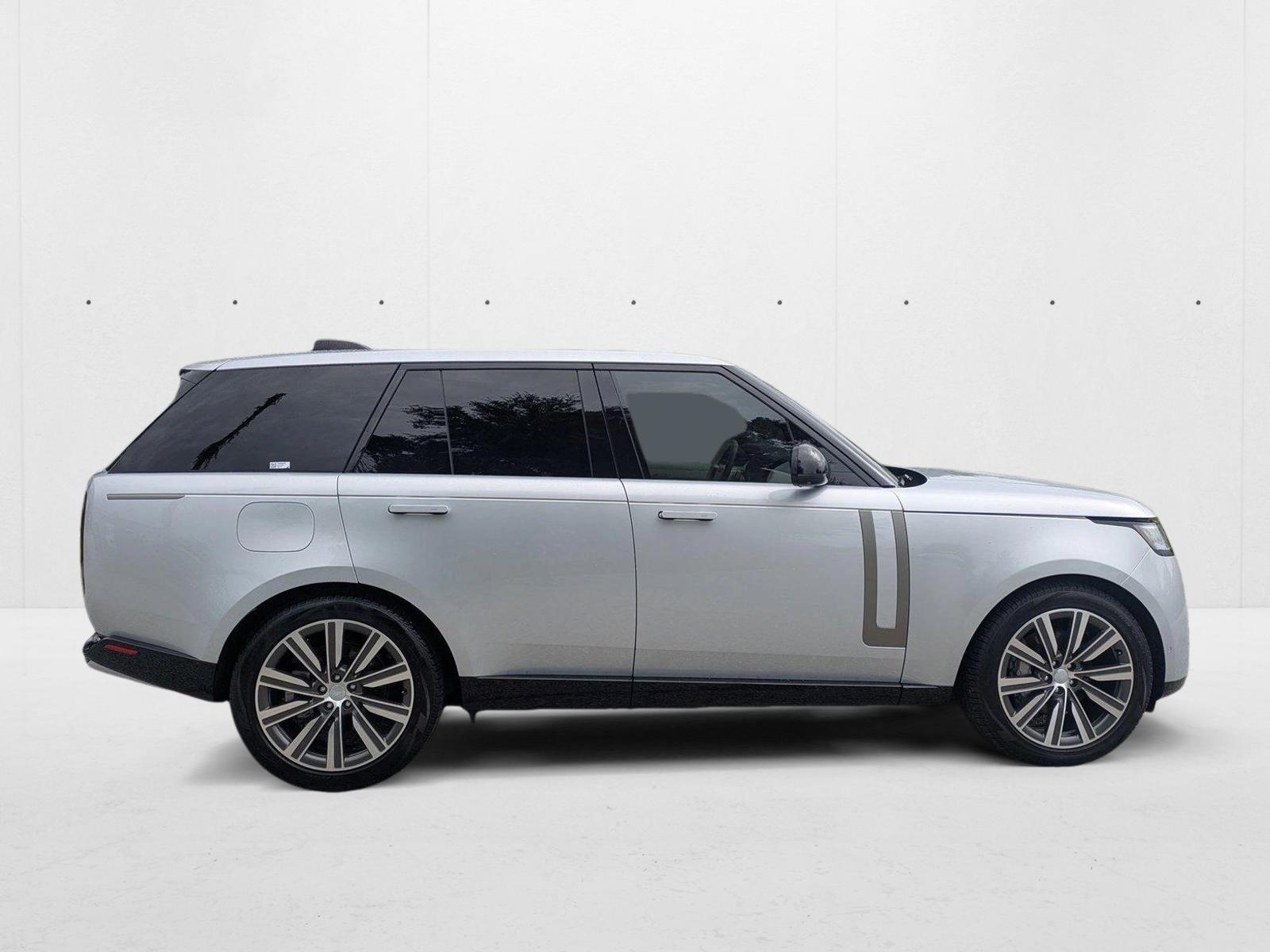 2023 Land Rover Range Rover SE photo 4