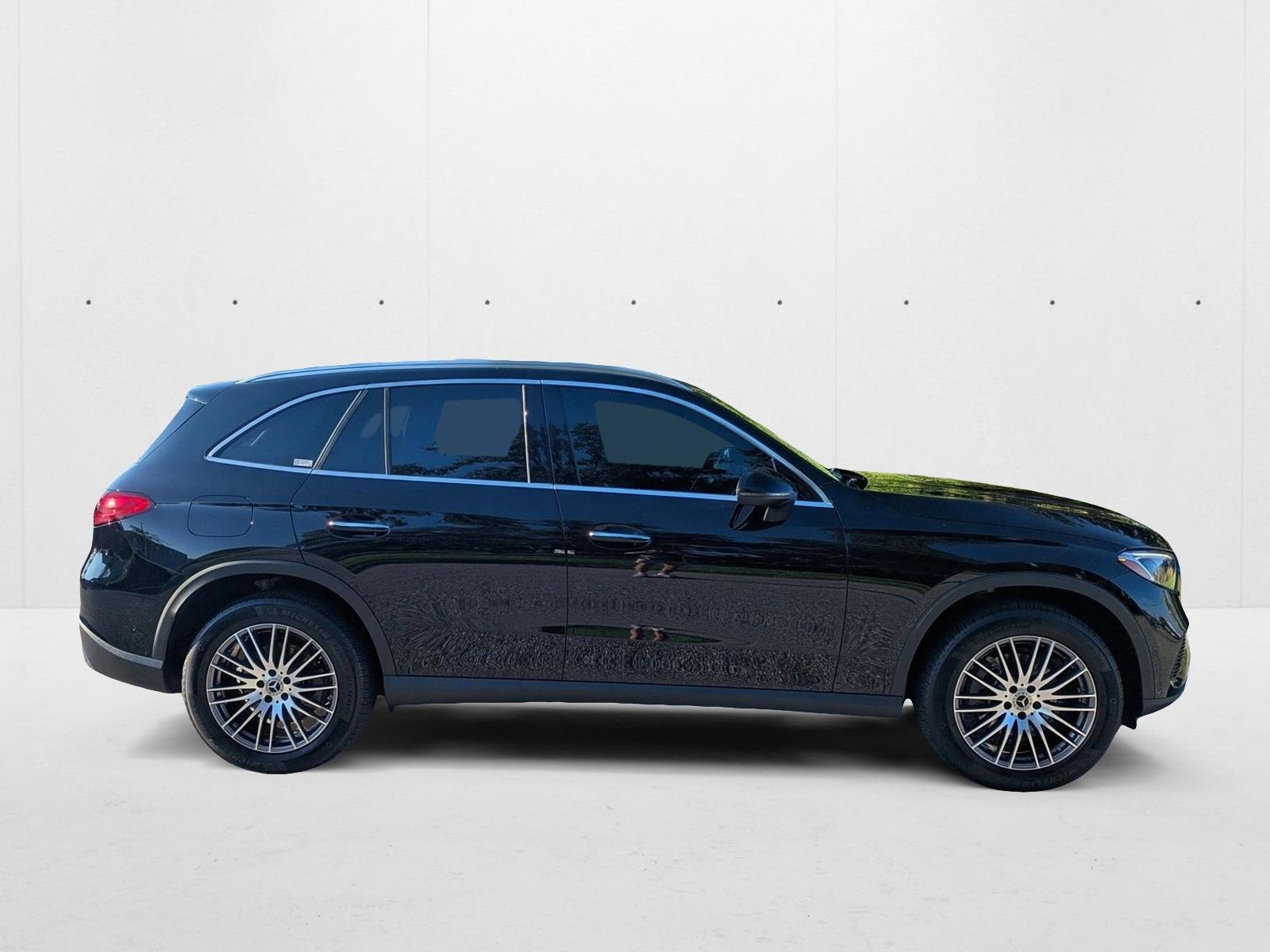 2025 Mercedes Benz GLC 300 photo 4