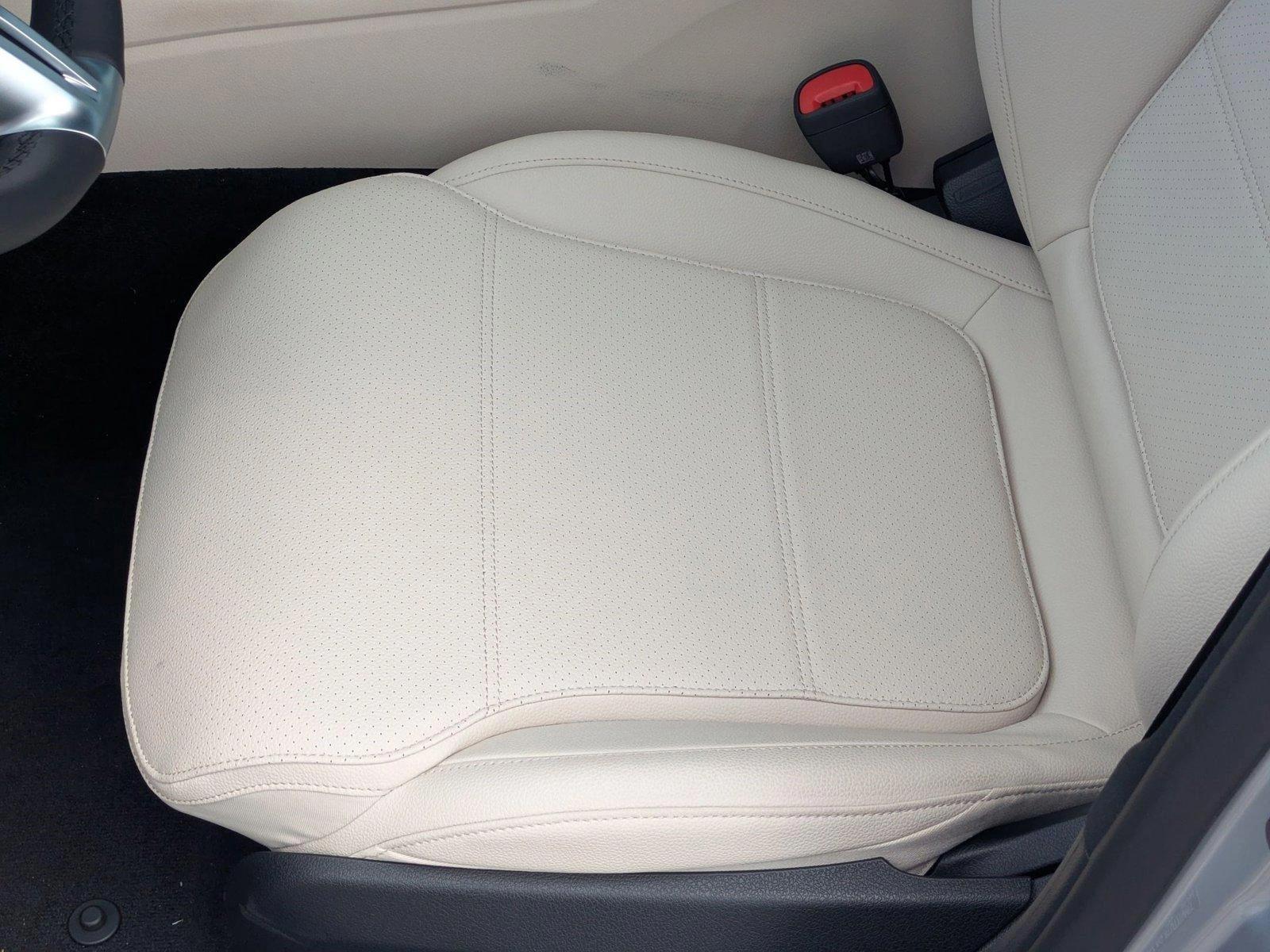 2025 Mercedes Benz C 300 Sedan photo 4