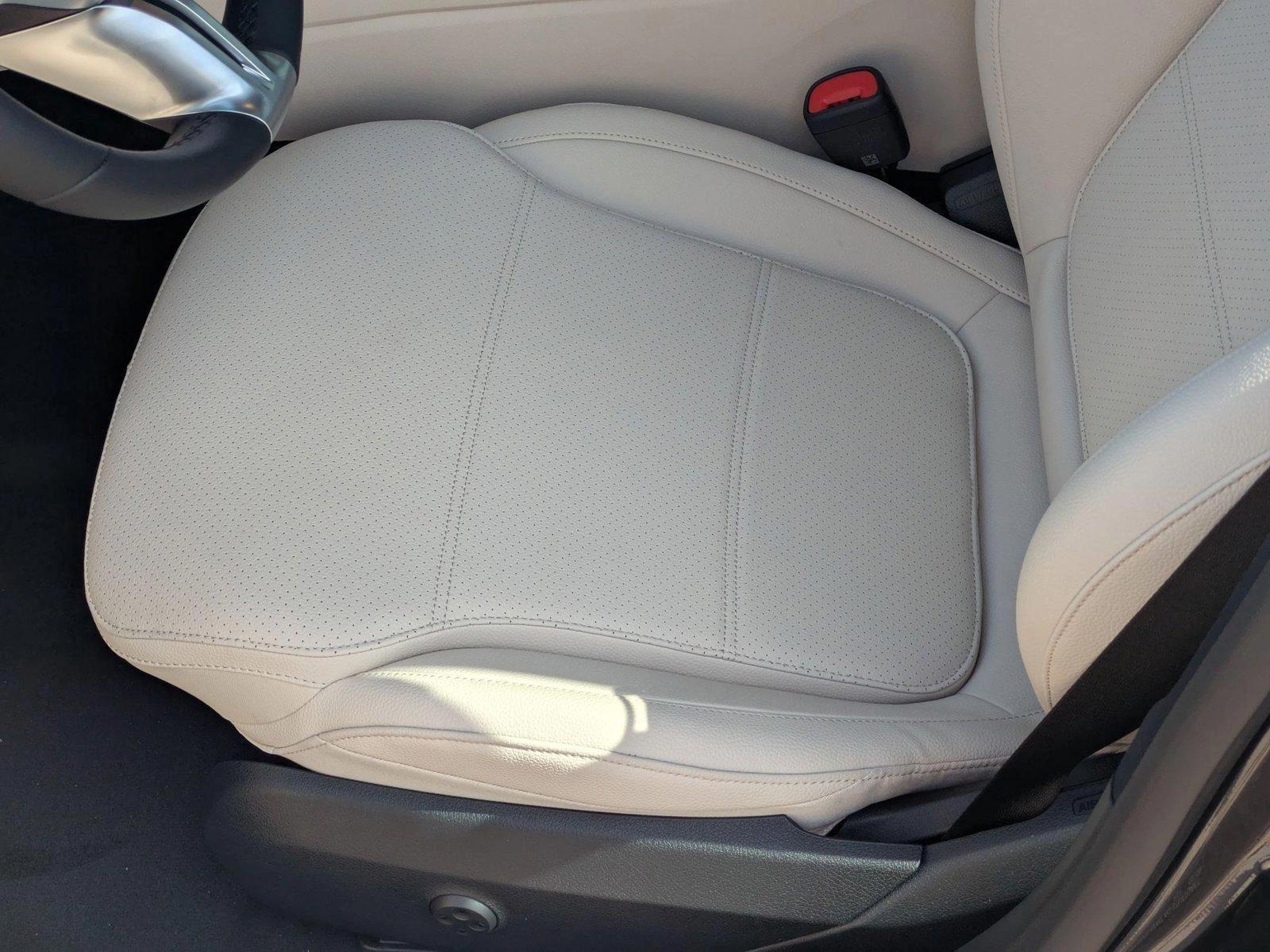 2025 Mercedes Benz C 300 Sedan photo 4