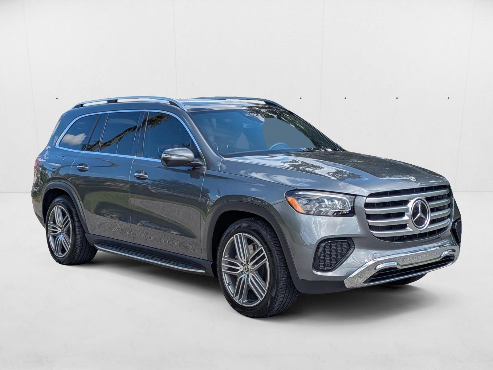 2025 Mercedes Benz GLS 450 4MATIC photo 3
