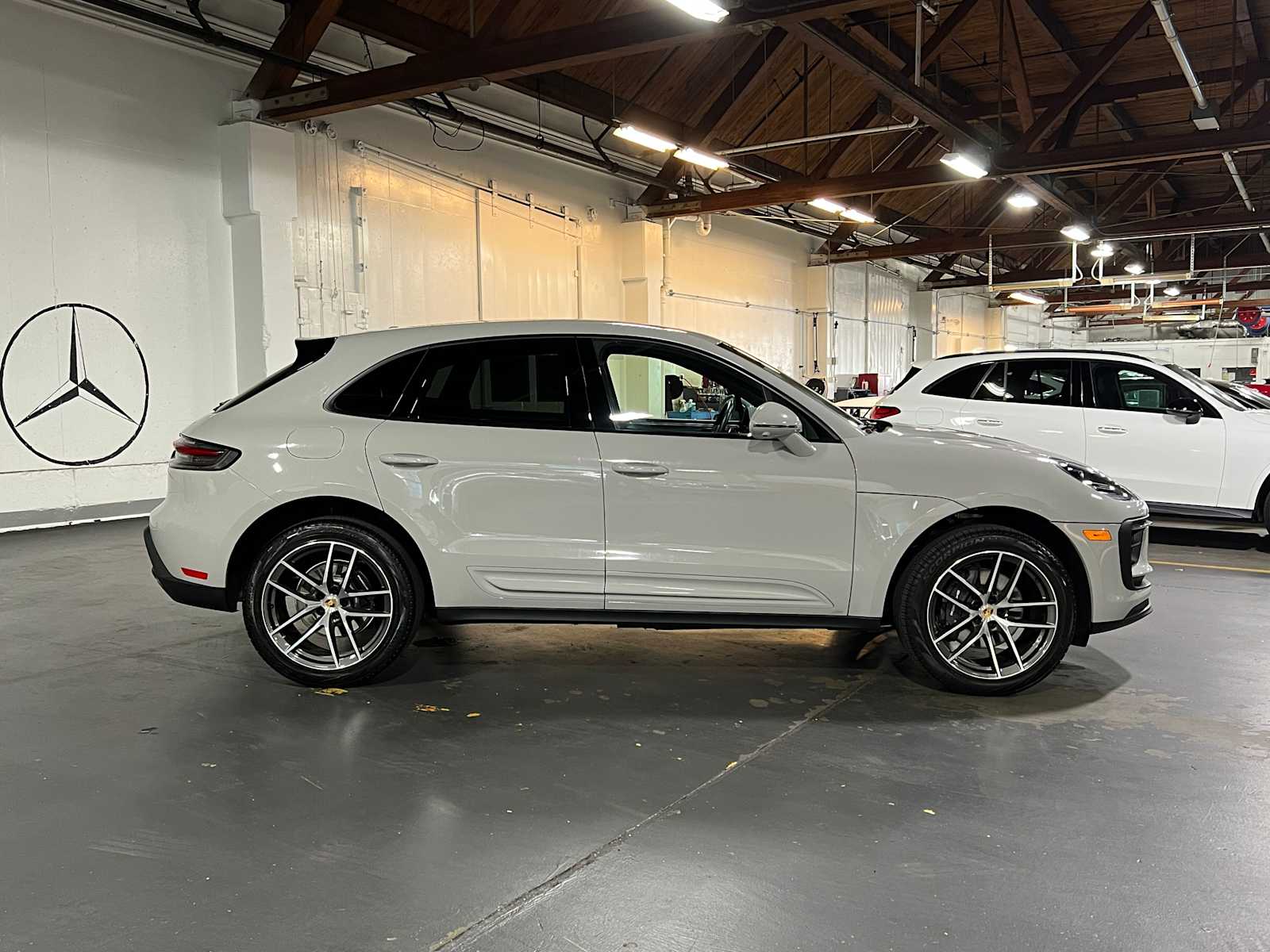 2024 Porsche Macan T photo 2