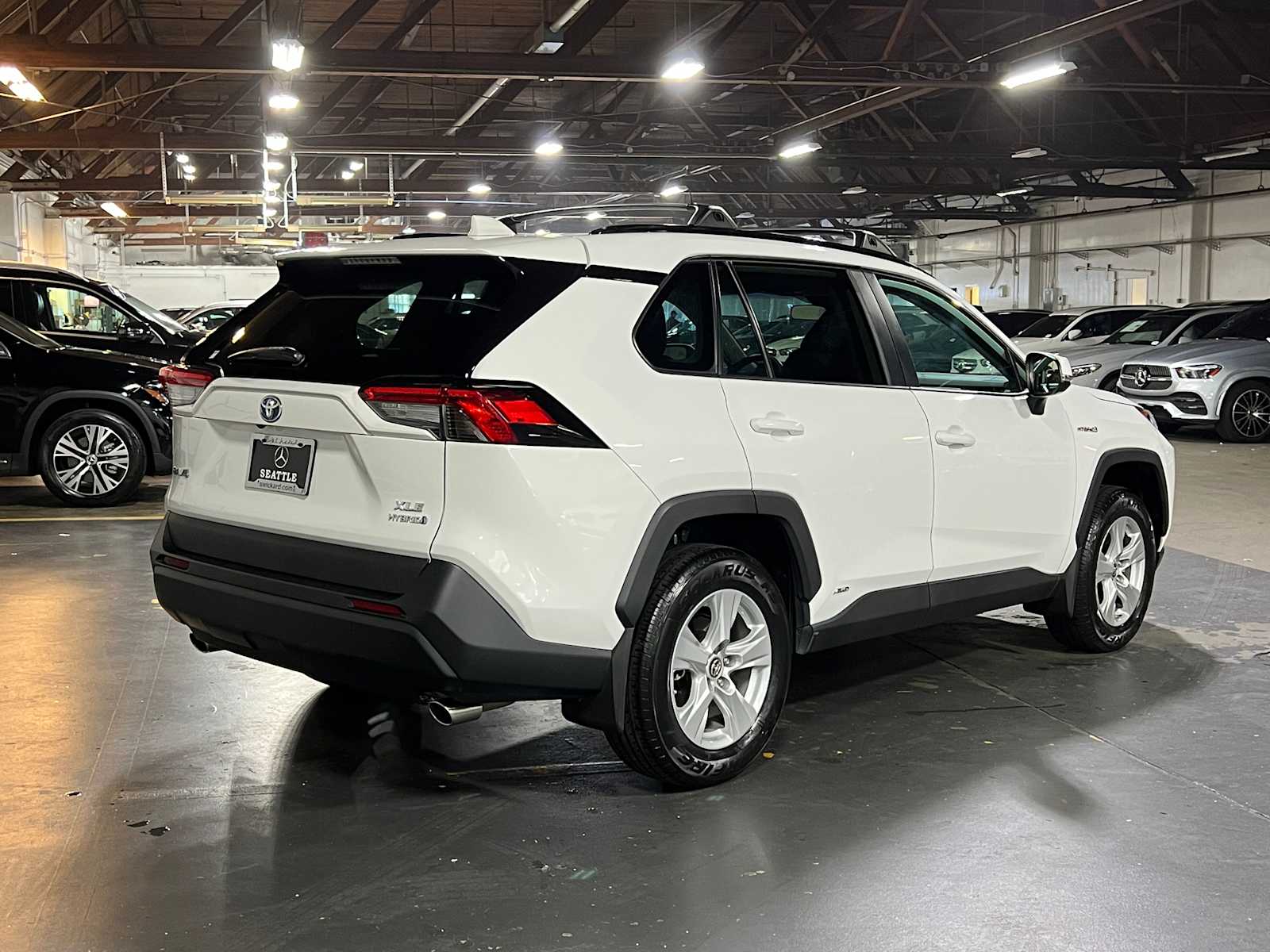 2019 Toyota RAV4 Hybrid XLE photo 3