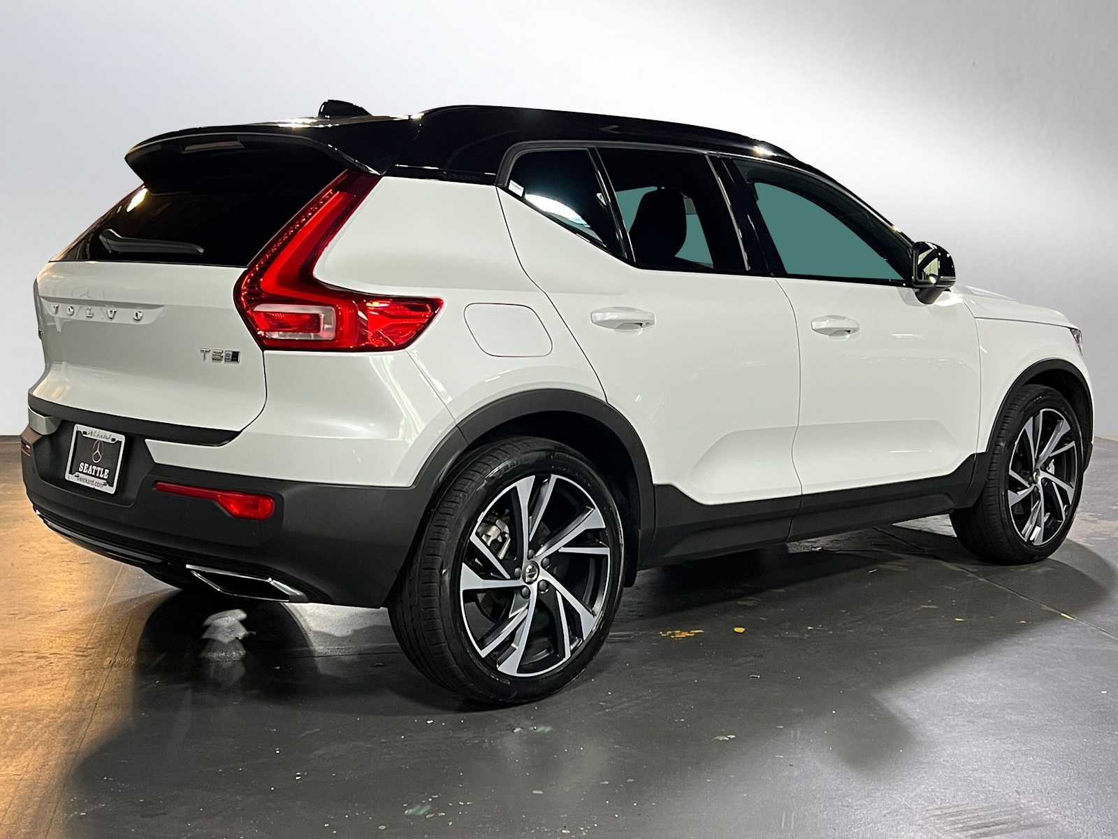 2020 Volvo XC40 R-Design T5 AWD photo 2