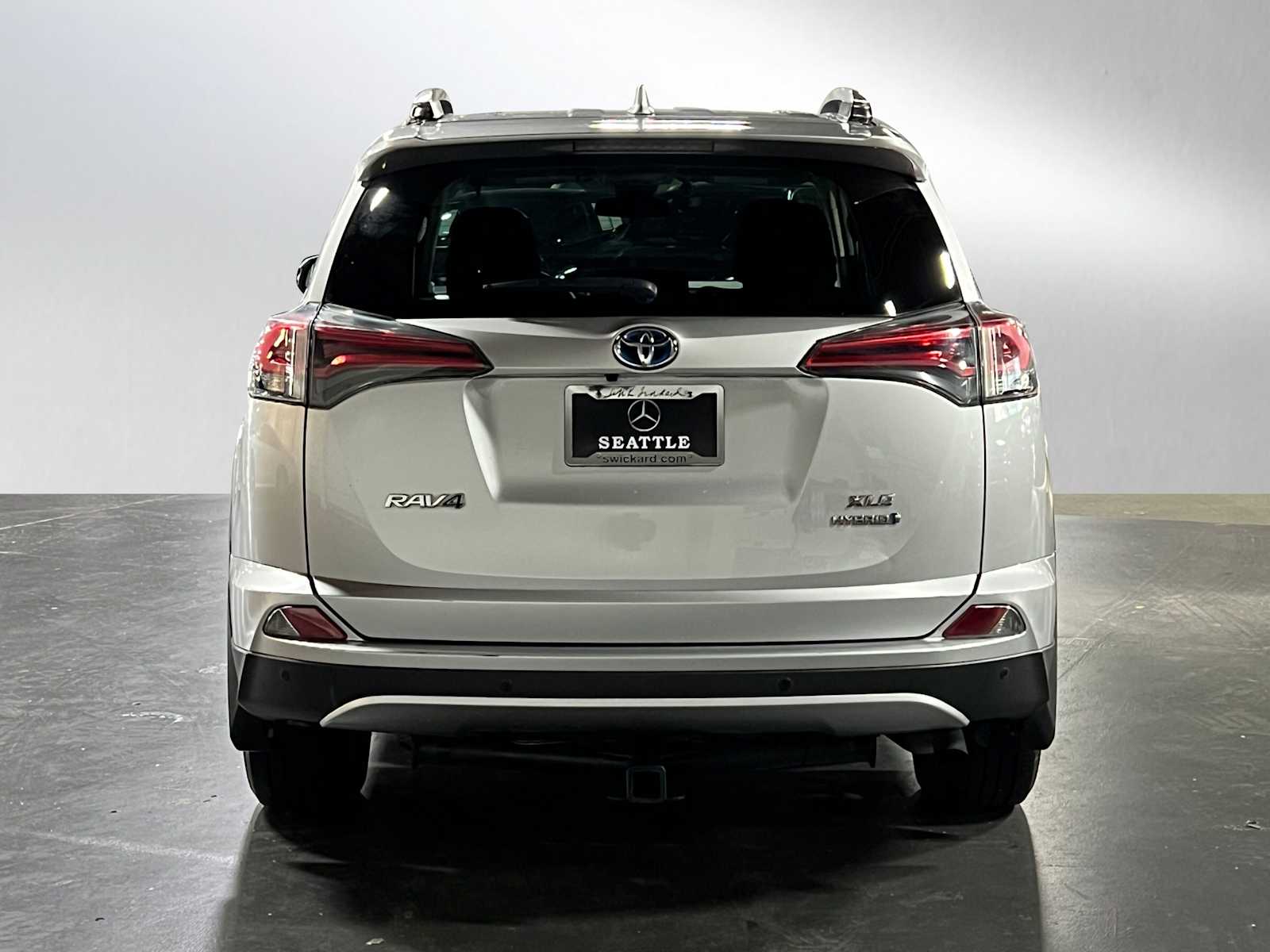 2016 Toyota RAV4 Hybrid XLE photo 4