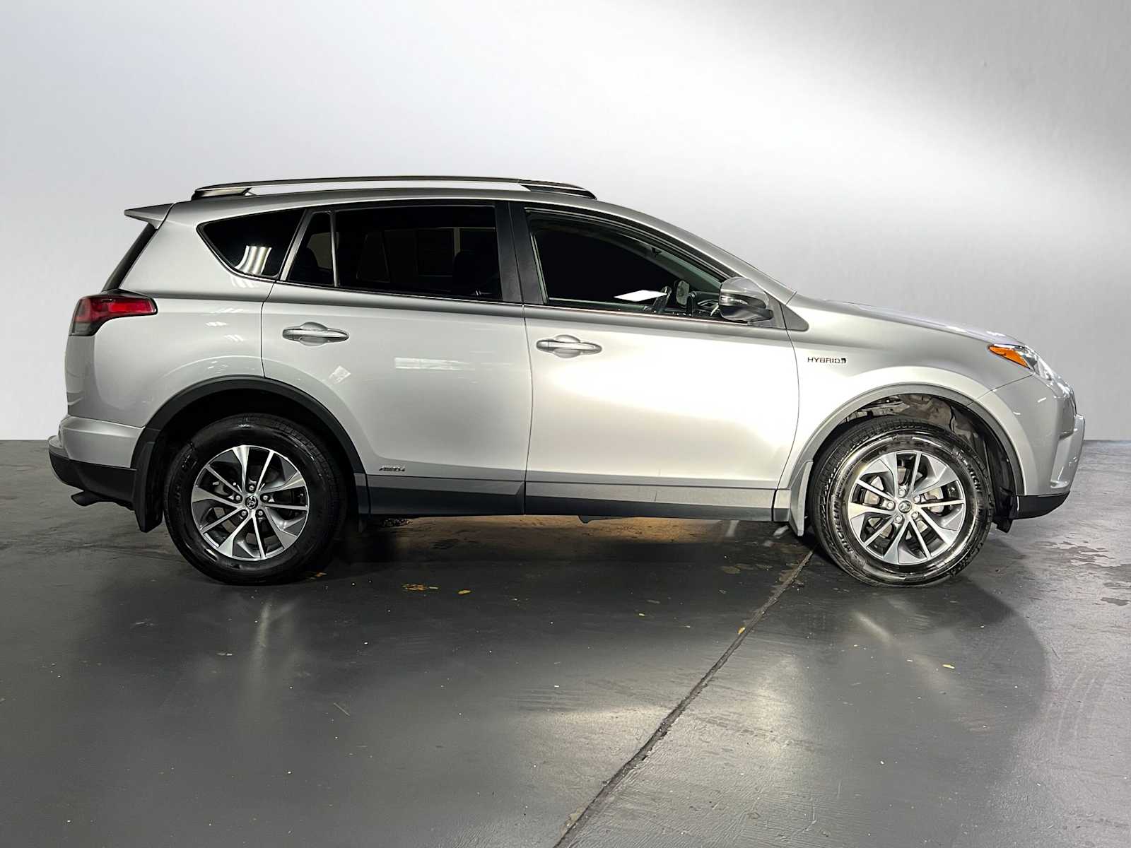 2016 Toyota RAV4 Hybrid XLE photo 2