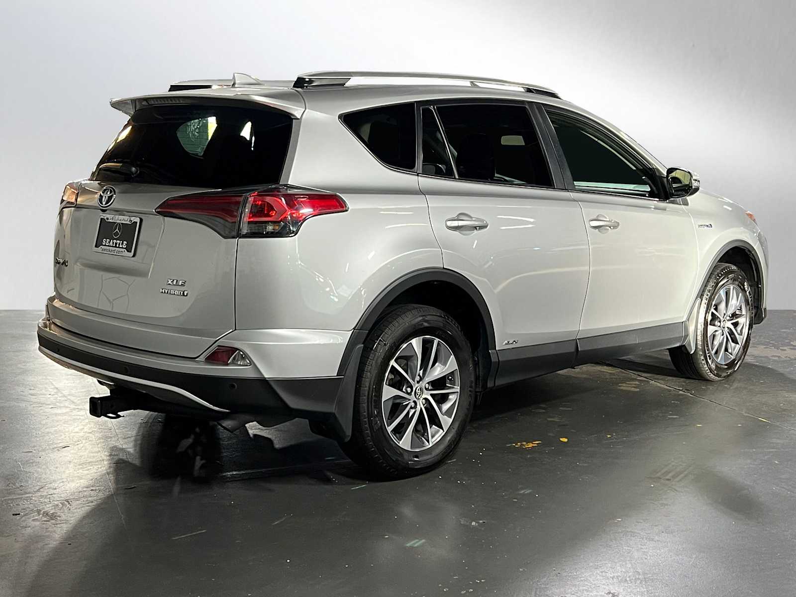 2016 Toyota RAV4 Hybrid XLE photo 3