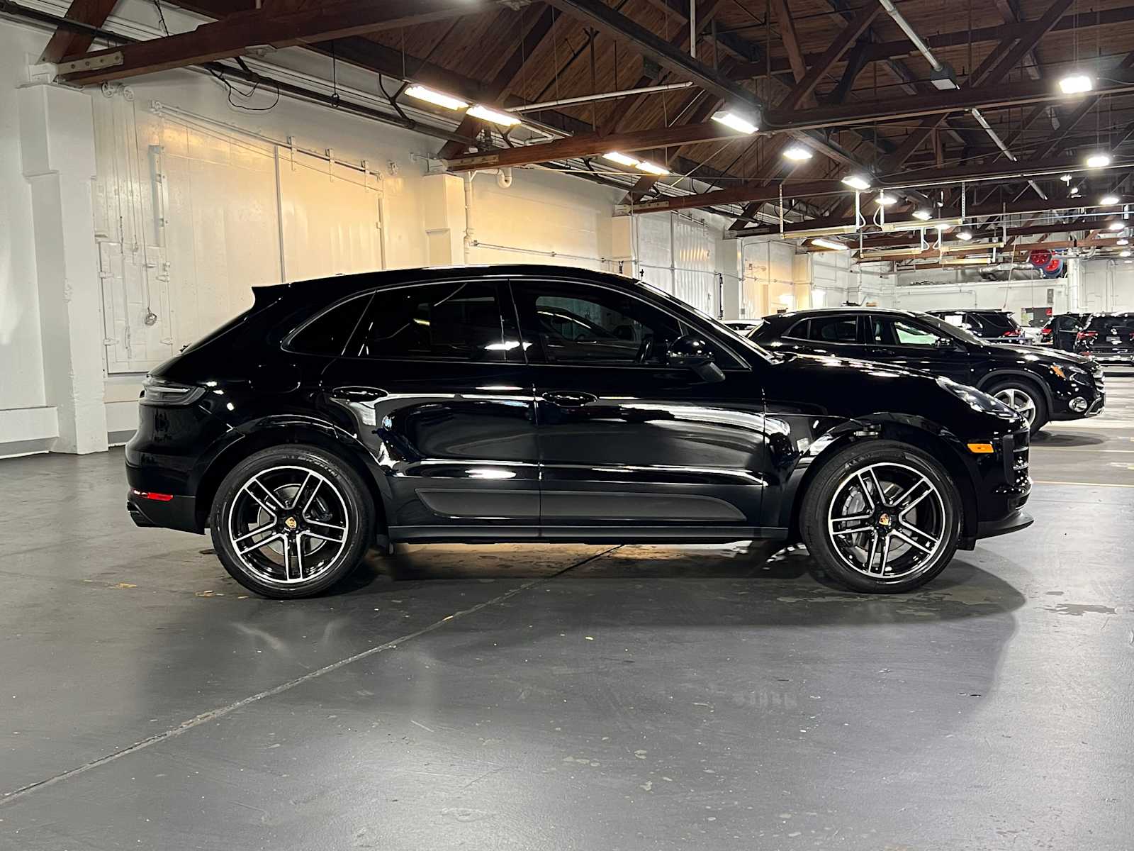 2021 Porsche Macan Base photo 2