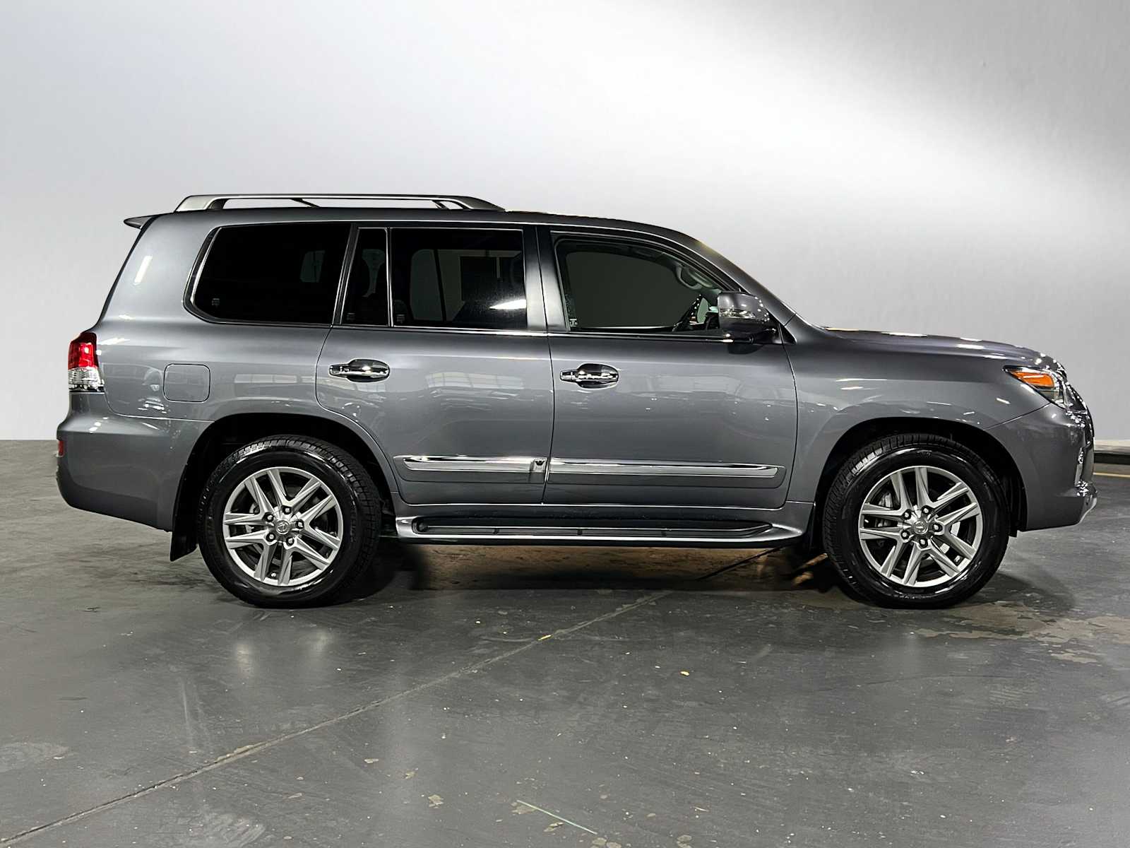 2014 Lexus LX 570 photo 2