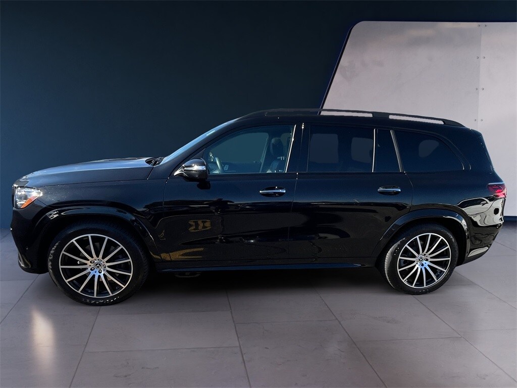 2025 Mercedes Benz GLS 450 4MATIC photo 2