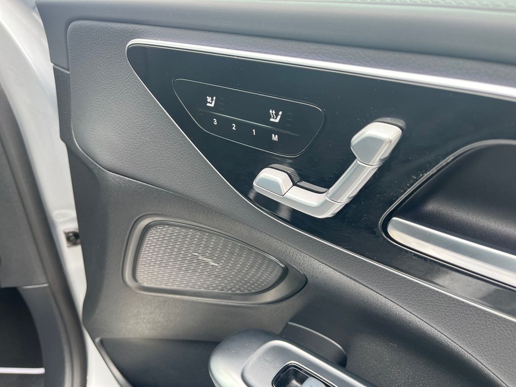 2025 Mercedes-Benz C-Class Sedan C 300 - Photo 16