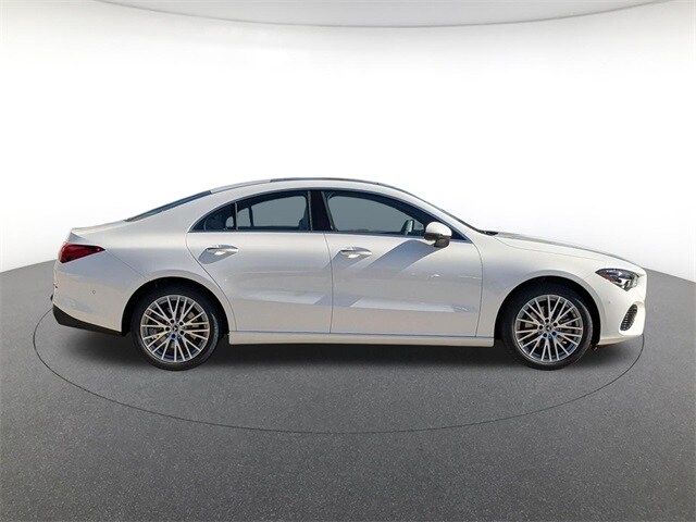 2026 Mercedes Benz GLB 250 4MATIC photo 4