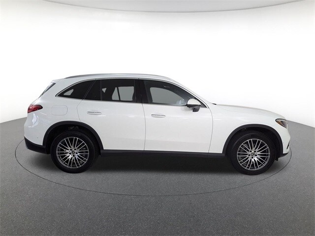 2025 Mercedes Benz GLC 300 4MATIC photo 3
