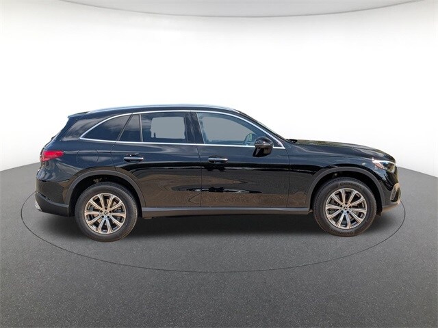 2026 Mercedes Benz GLC 300 4MATIC photo 3