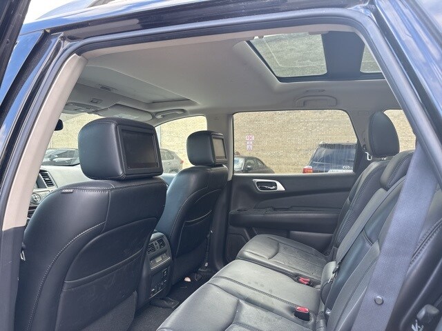 2017 Nissan Pathfinder Platinum photo 2