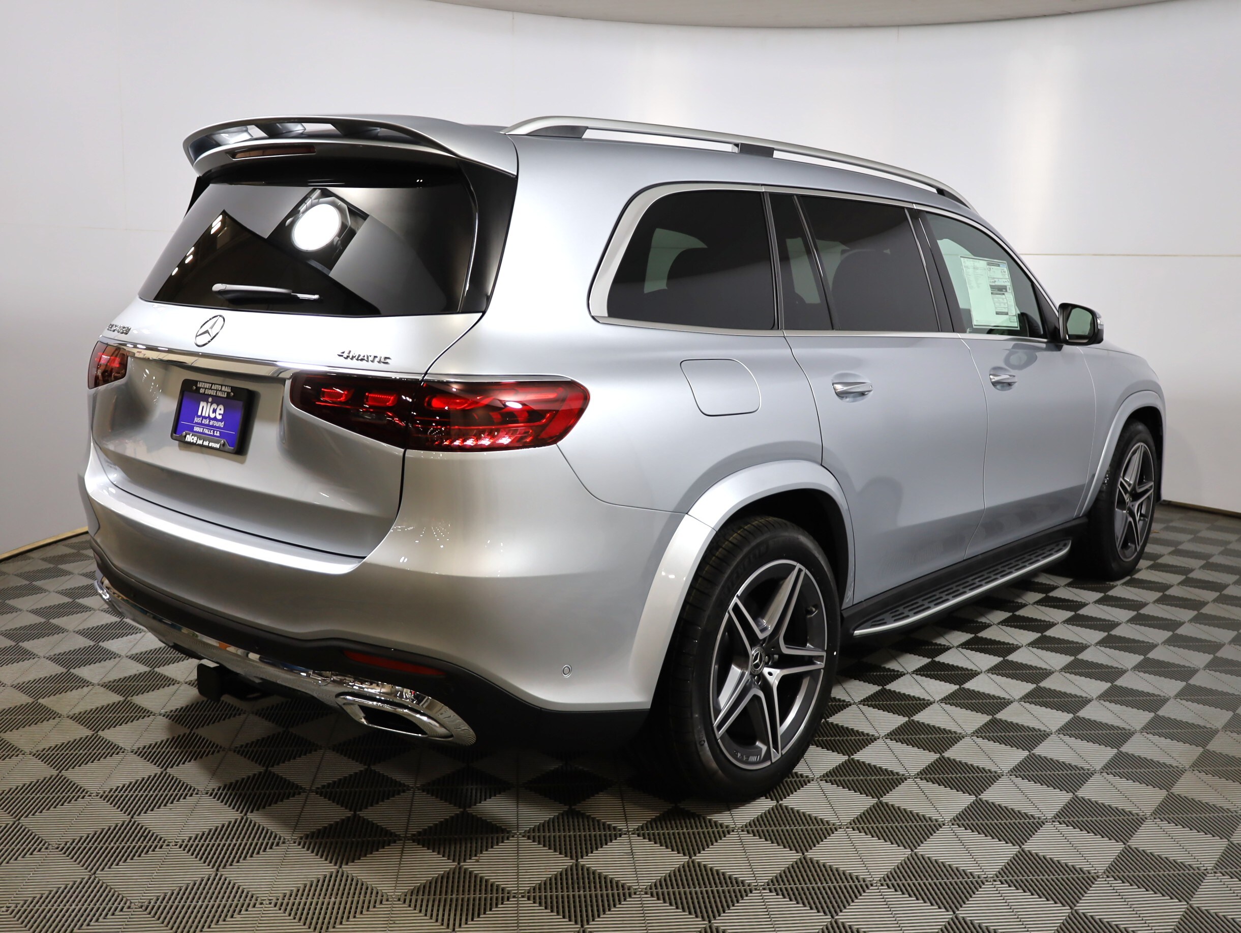 2025 Mercedes Benz GLS 450 4MATIC photo 3