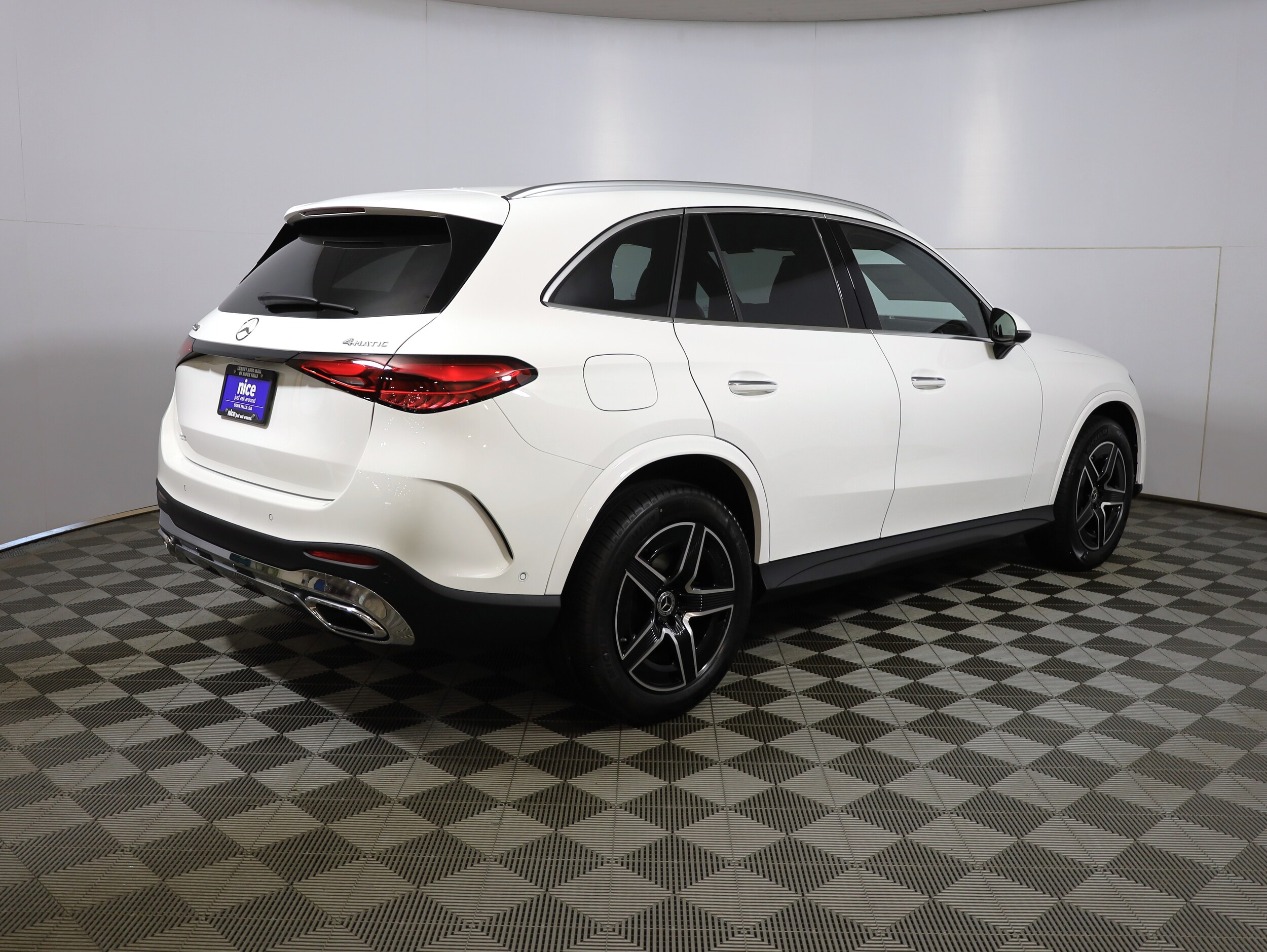 2026 Mercedes Benz GLC 300 4MATIC photo 3