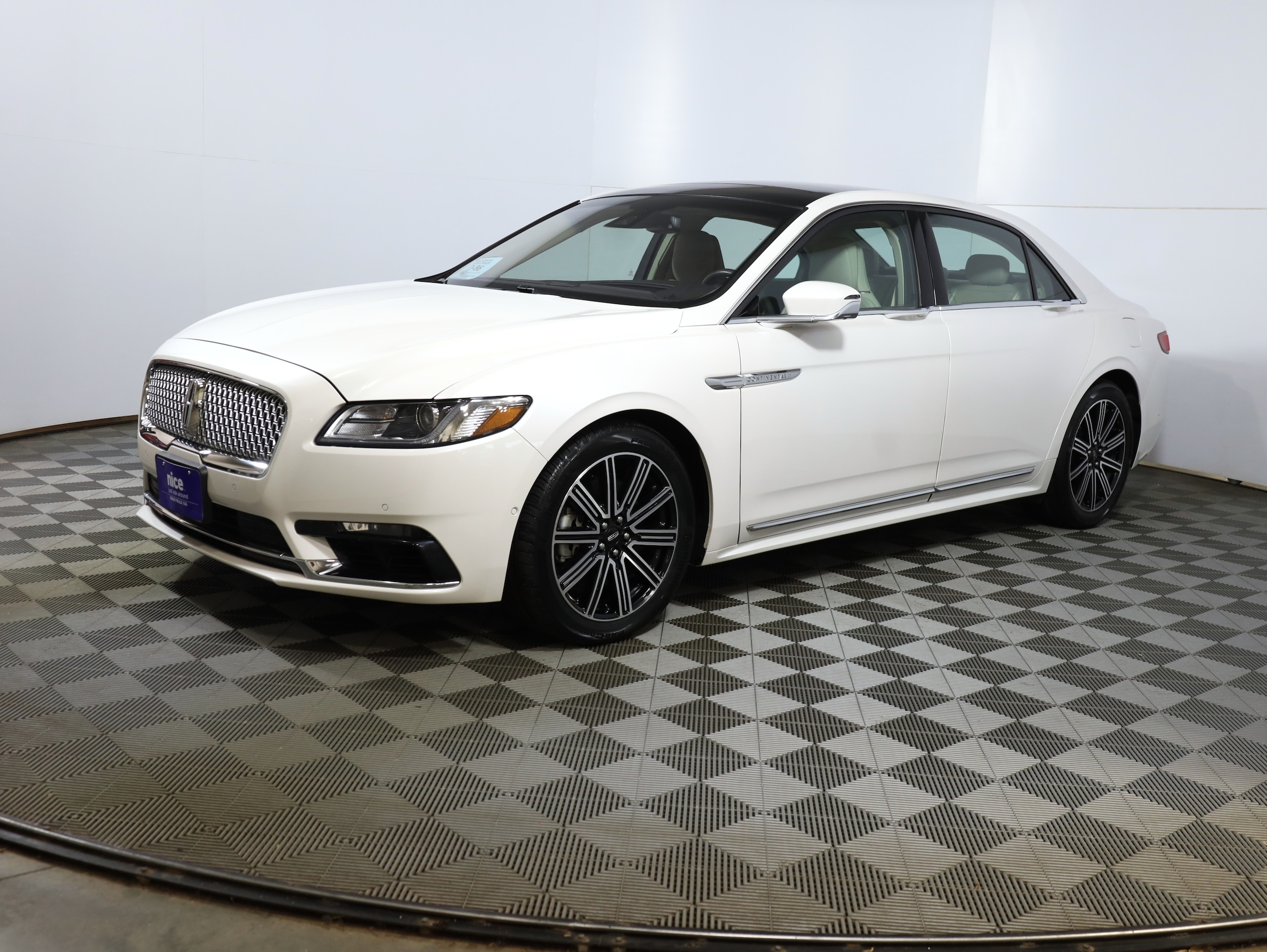 2019 Lincoln Continental Reserve's photo